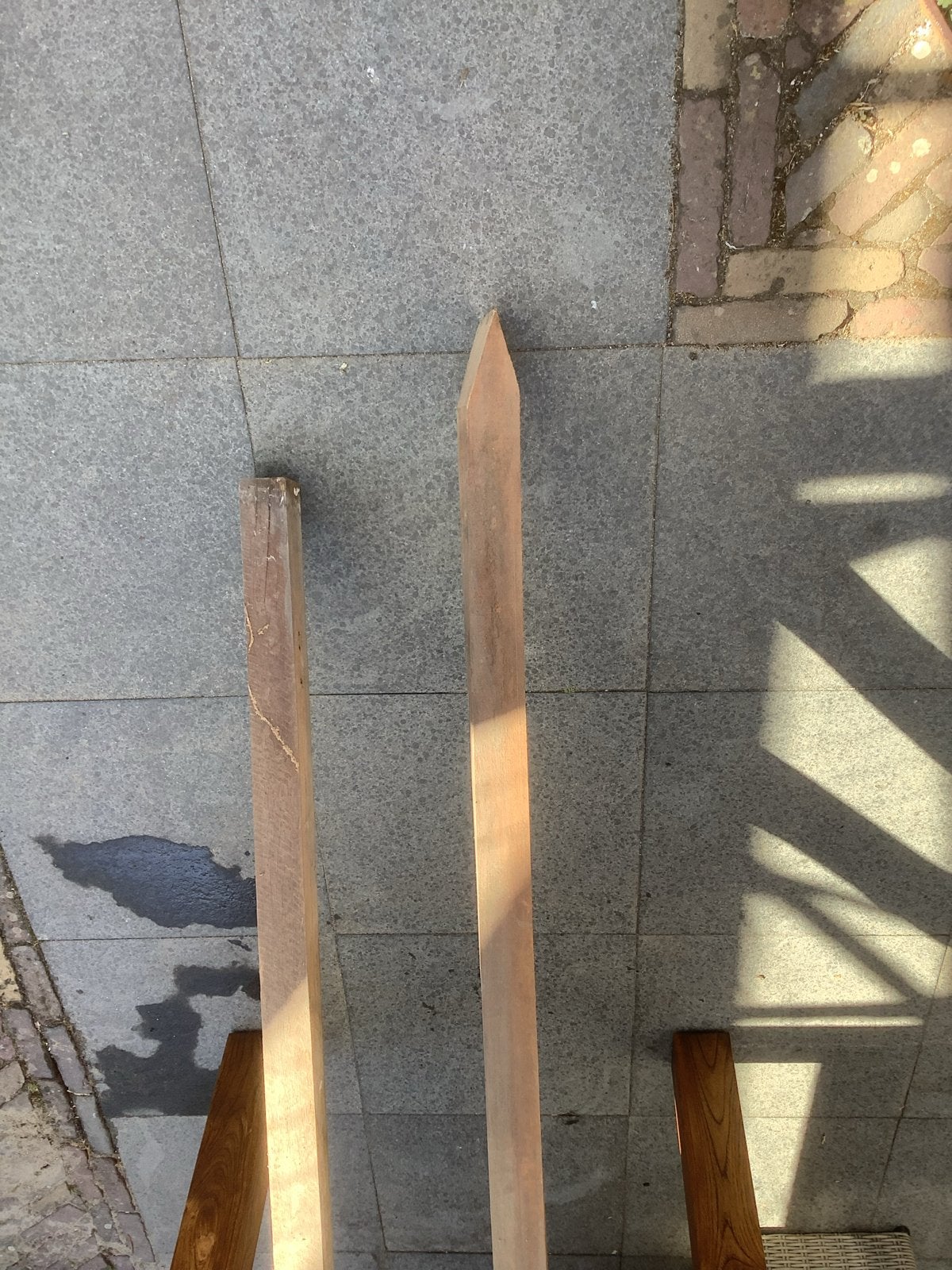 Hardhouten tuinpalen 2 stuks - 250 cm en 160 cm nieuw, Ophalen, Gebruikt, Palen, Hardhout