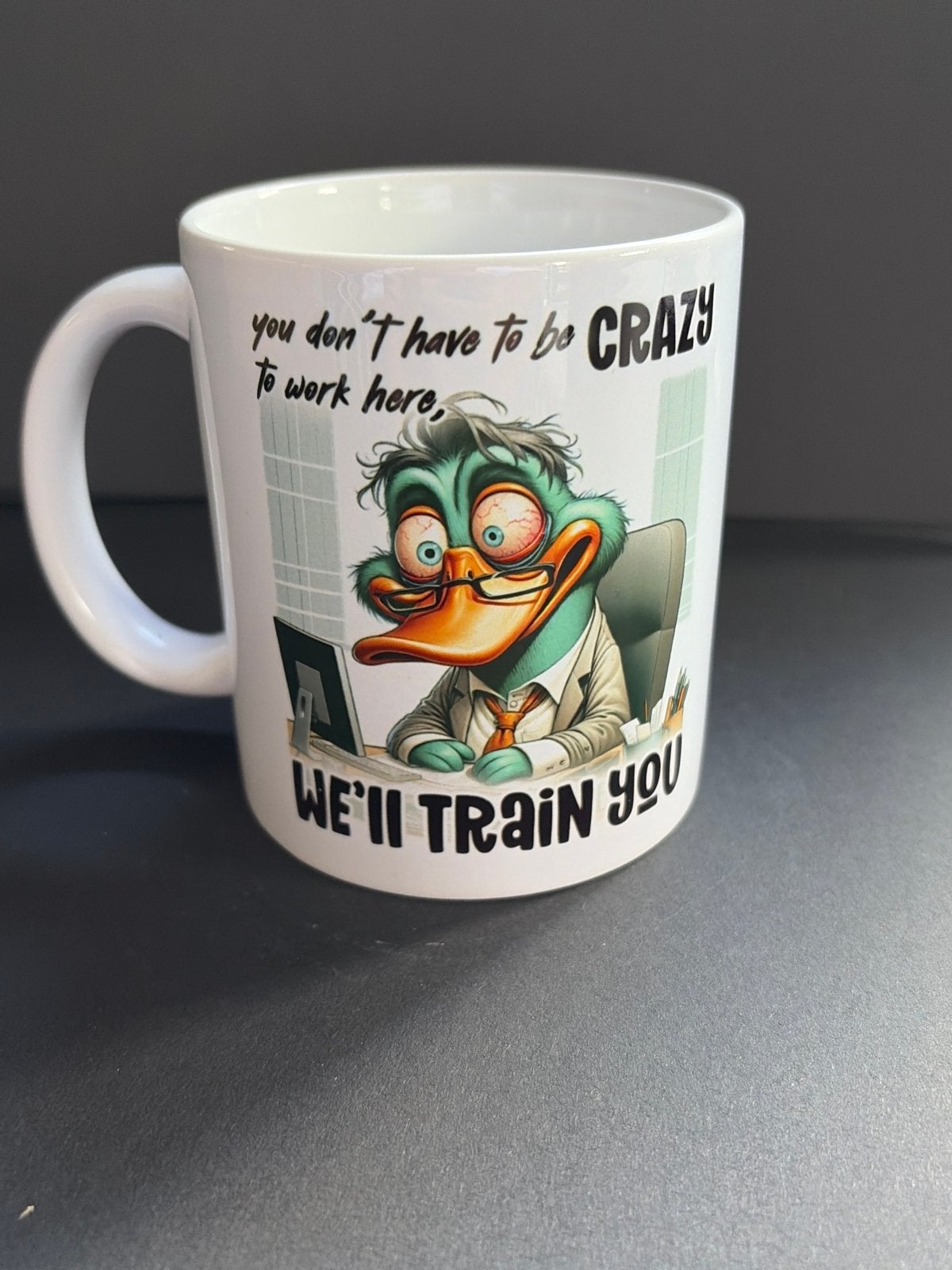 Grappige porseleinen beker 11 oz - 'We'll train you', Huis en Inrichting, Keuken | Servies, Ophalen of Verzenden, Nieuw, Porselein