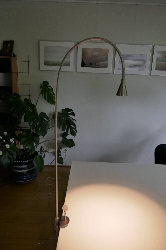 Foto 9 van Zeer flexibele LED tafellamp met tafelblad klem