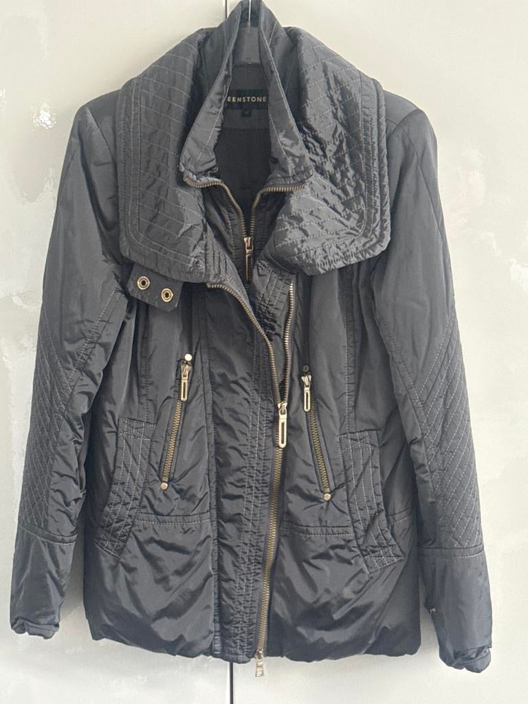 Stijlvolle Greenstone jas met opstaande kraag, Kleding | Dames, Ophalen of Verzenden, Zo goed als nieuw, Maat 38/40 (M), Zwart