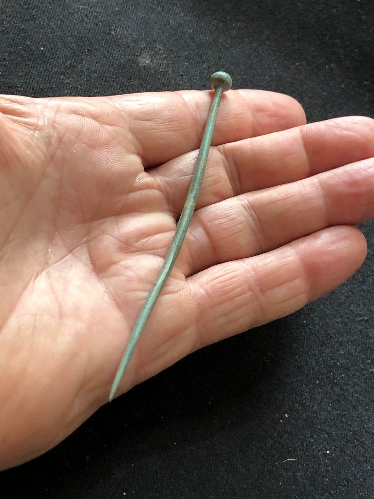 Bodemvondst Romeinse HAAR NAALD intact artefact top patina, Ophalen of Verzenden