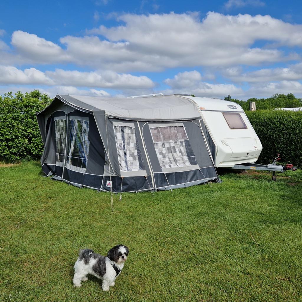 Beijerland Sport 390 FB - Bouwjaar 2006, Caravans en Kamperen, Caravans, Particulier, tot en met 3, 500 - 750 kg, Treinzit, Beyerland