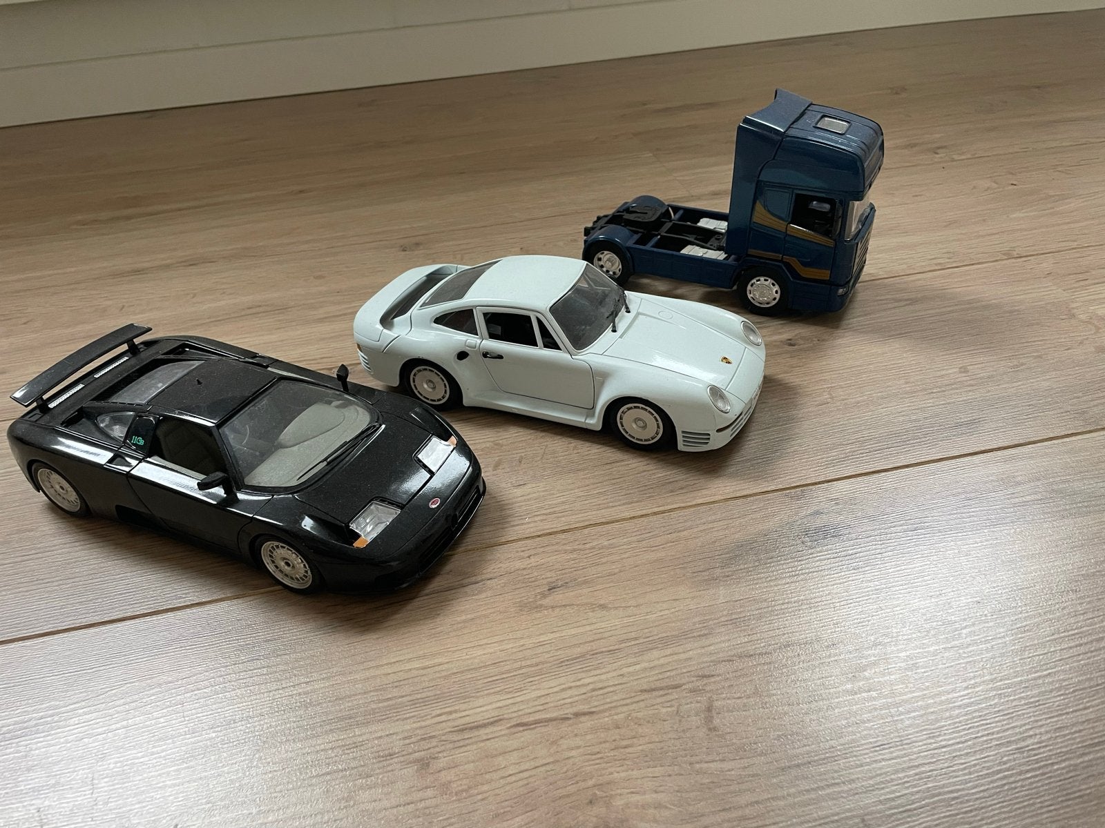 3 modelauto's: Scania, Porsche 959, Bugatti EB110 (1:18), Ophalen of Verzenden, Gebruikt, Auto, Bburago