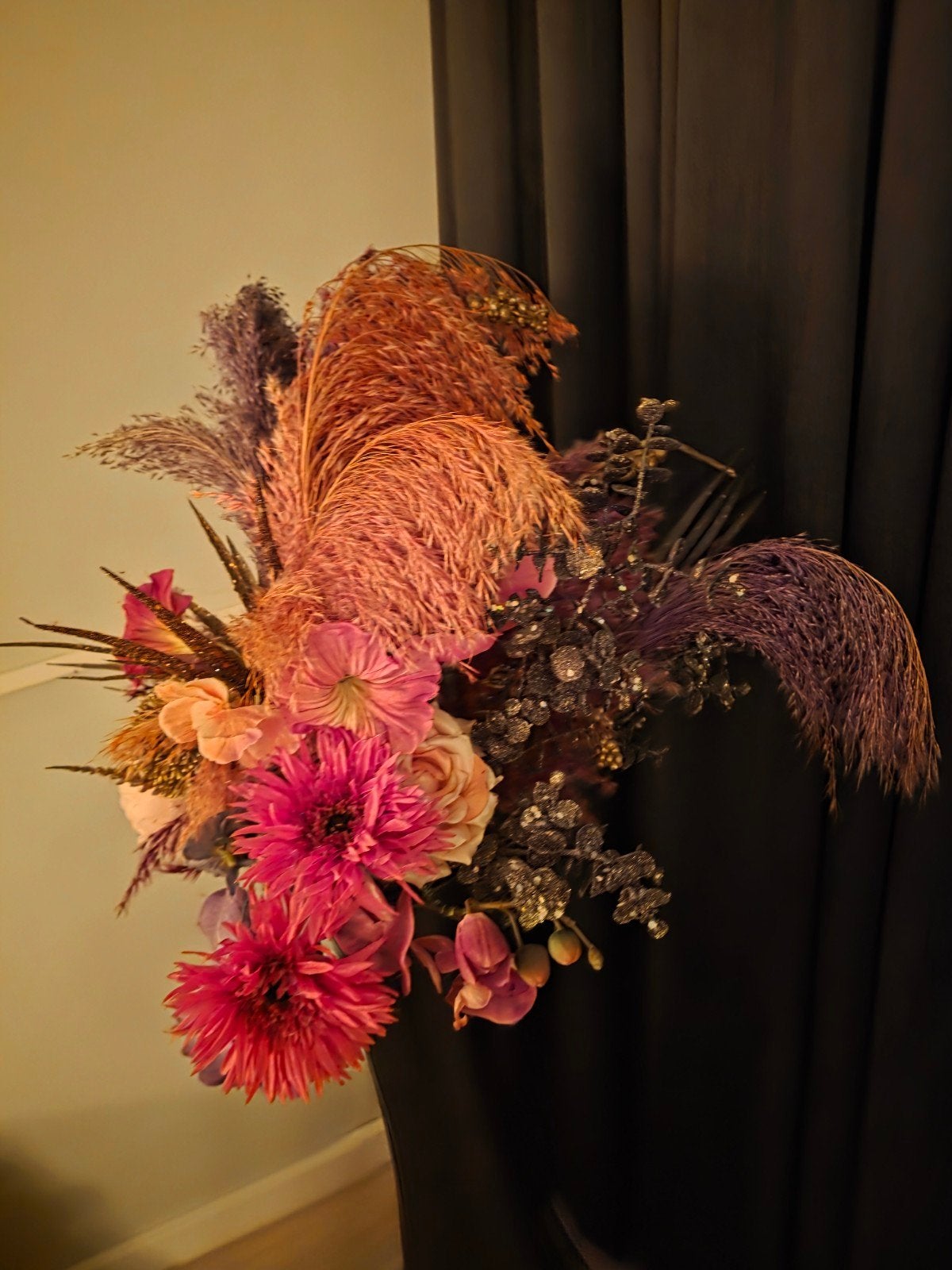 Grote decoratieve vaas met kunstbloemen, Ophalen, Zo goed als nieuw, Zwart, Overige materialen