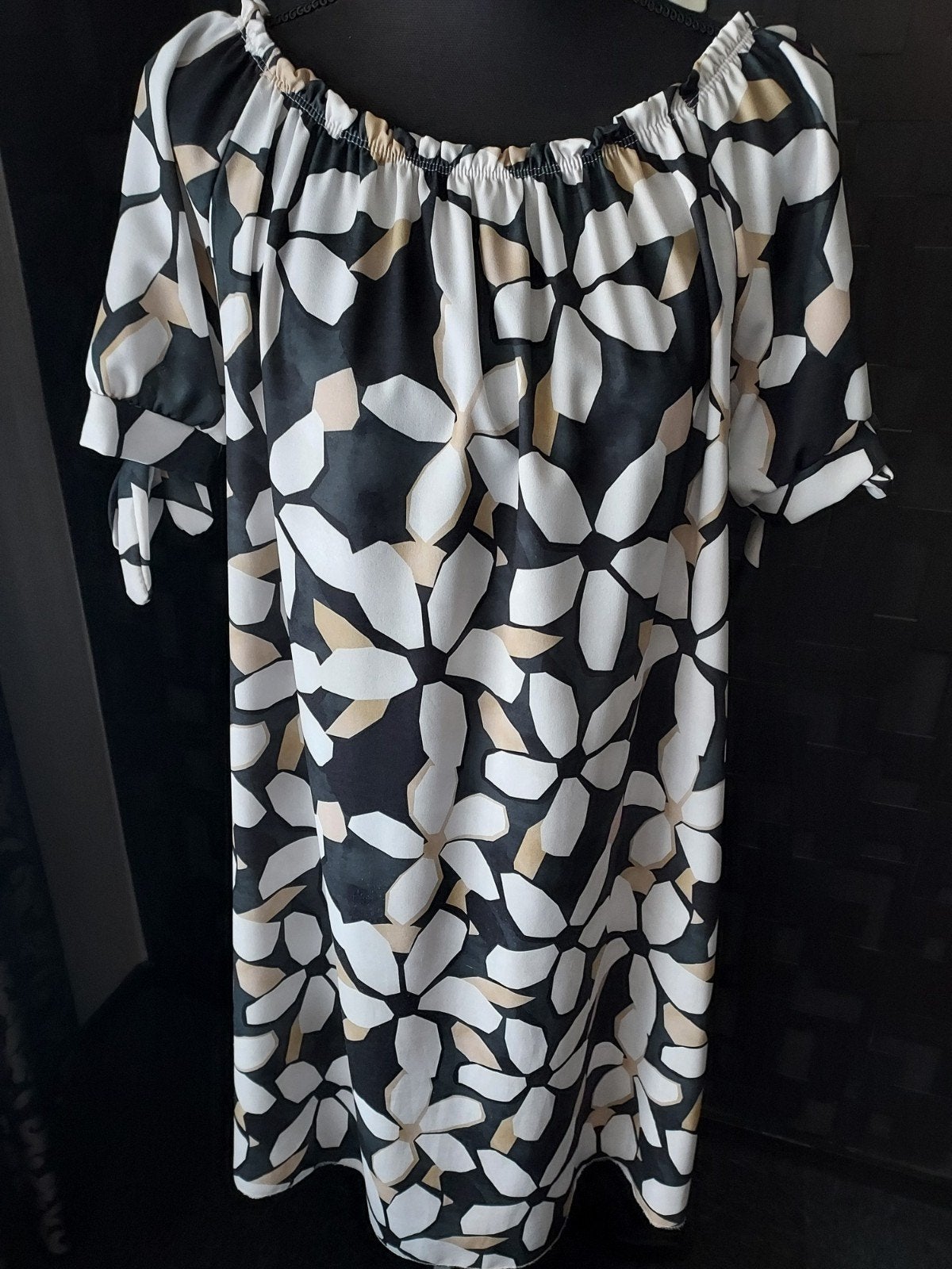 Zomerse off-shoulder jurk one size, Kleding | Dames, Jurken, Overige kleuren, Maat 42/44 (L), Ophalen of Verzenden, Onder de knie