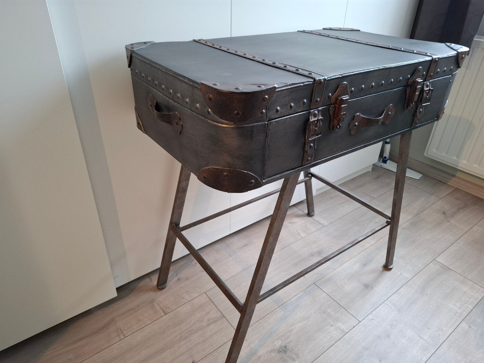 Industriële Stoere Koffer Tafel / Side Table Metaal, Ophalen, Gebruikt, 50 tot 100 cm, Industrieel, Stoer, Vintage
