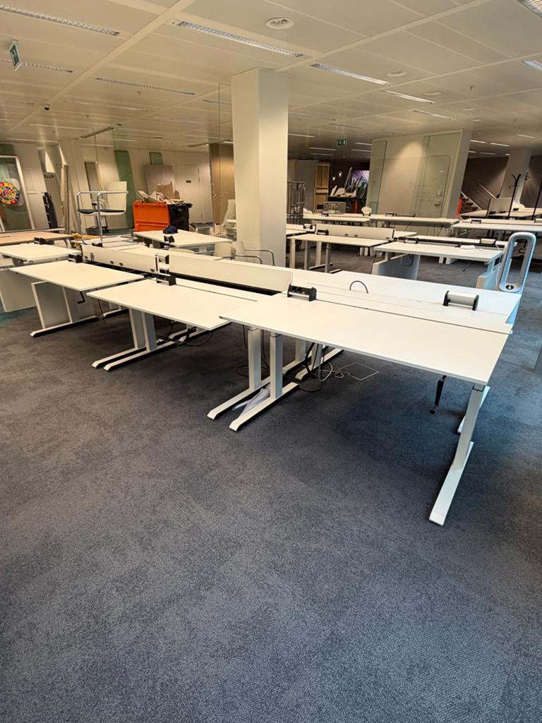 Grote partij bureaus 140 x 80 cm, Ophalen of Verzenden, In hoogte verstelbaar, Zo goed als nieuw