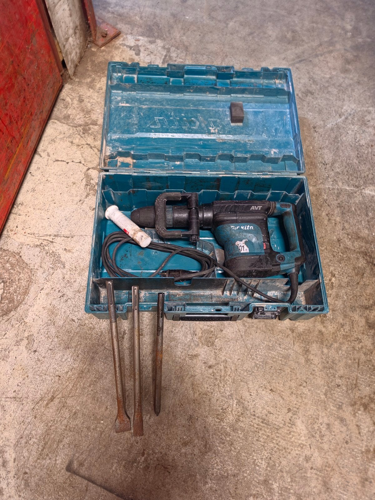 Makita HM1111C breekhamer sds-max met beitels, Doe-het-zelf en Verbouw, Gebruikt, Boor- en/of Breekhamer, ., Makita