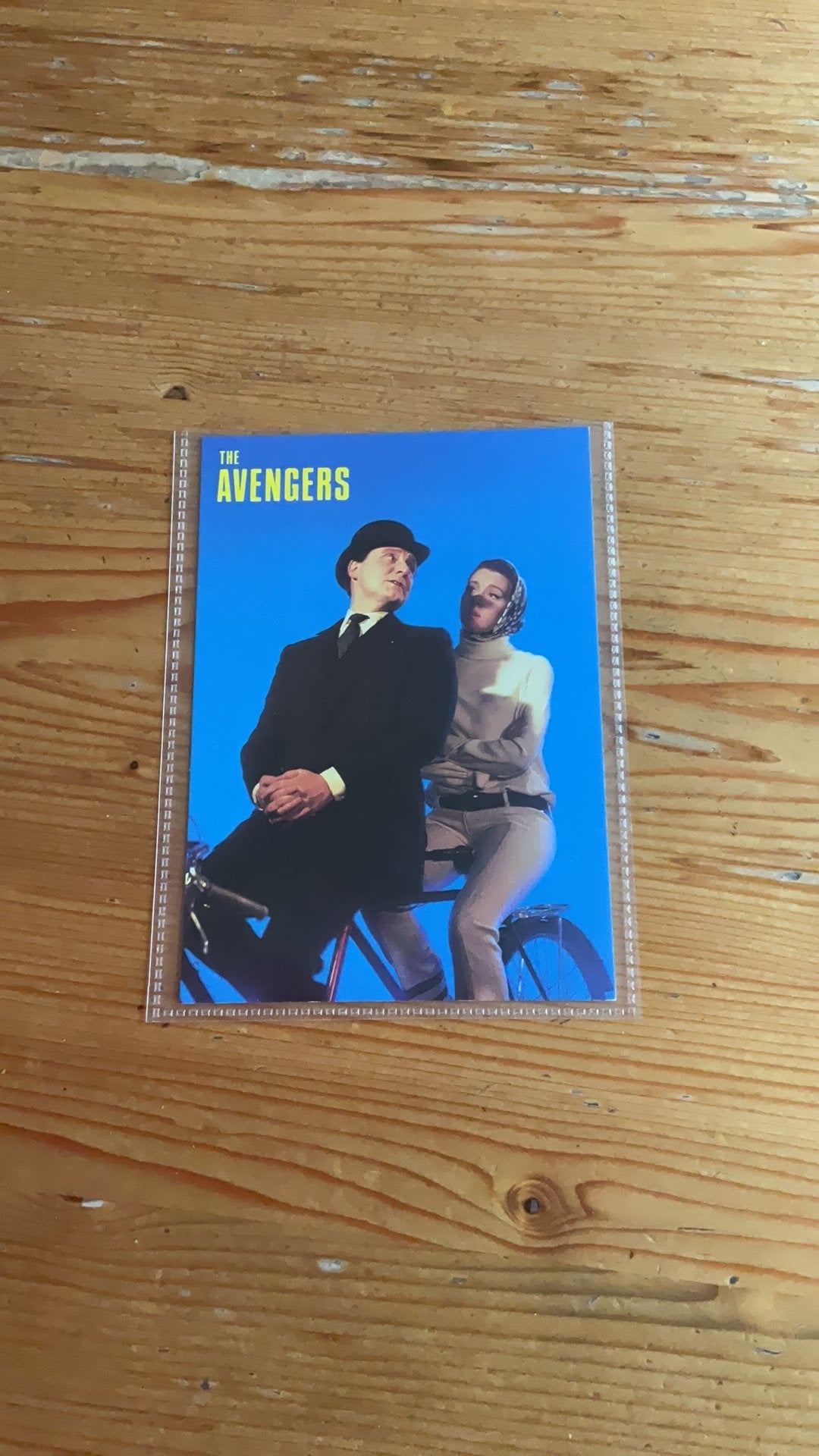 Postkaart - The Avengers - De Wrekers, Ophalen of Verzenden, 1980 tot heden, Ongelopen, Sterren en Beroemdheden