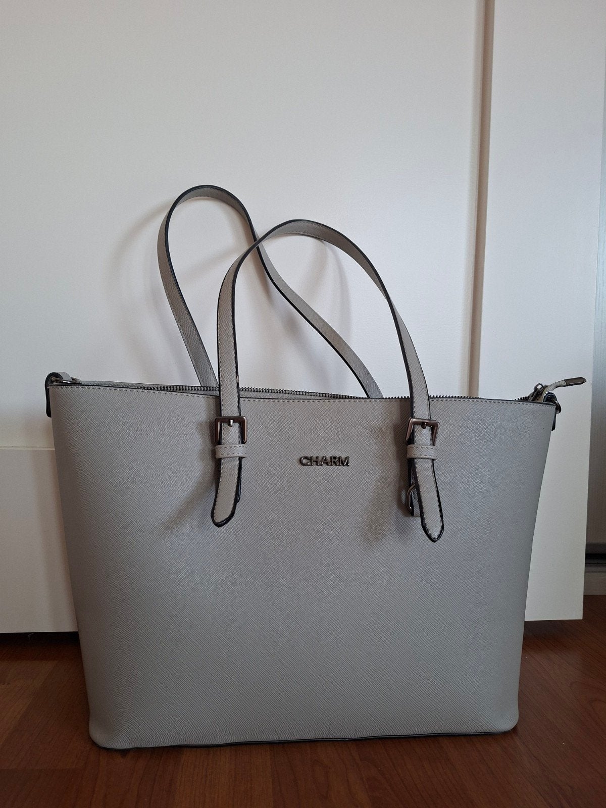 Tas Charm lichtgrijs, Sieraden, Tassen en Uiterlijk, Tassen | Damestassen, Ophalen of Verzenden, Zo goed als nieuw, Grijs, Handtas