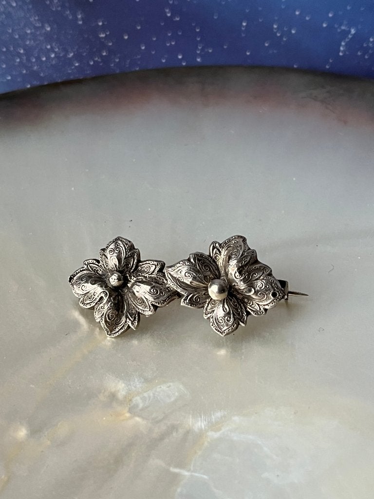 Oude broche, gemaakt van twee zilveren bloemen, Ophalen of Verzenden, Zilver, Broche
