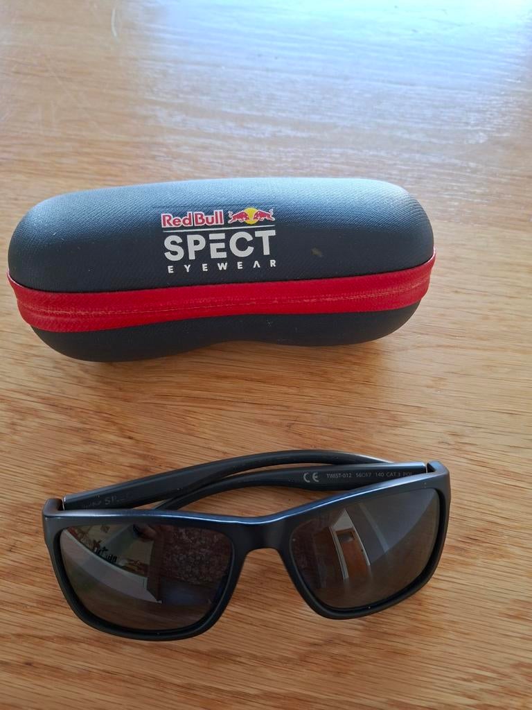 Red Bull SPECT Zonnebril met etui - Zo goed als nieuw, Overige merken, Zonnebril, Zwart, Ophalen of Verzenden