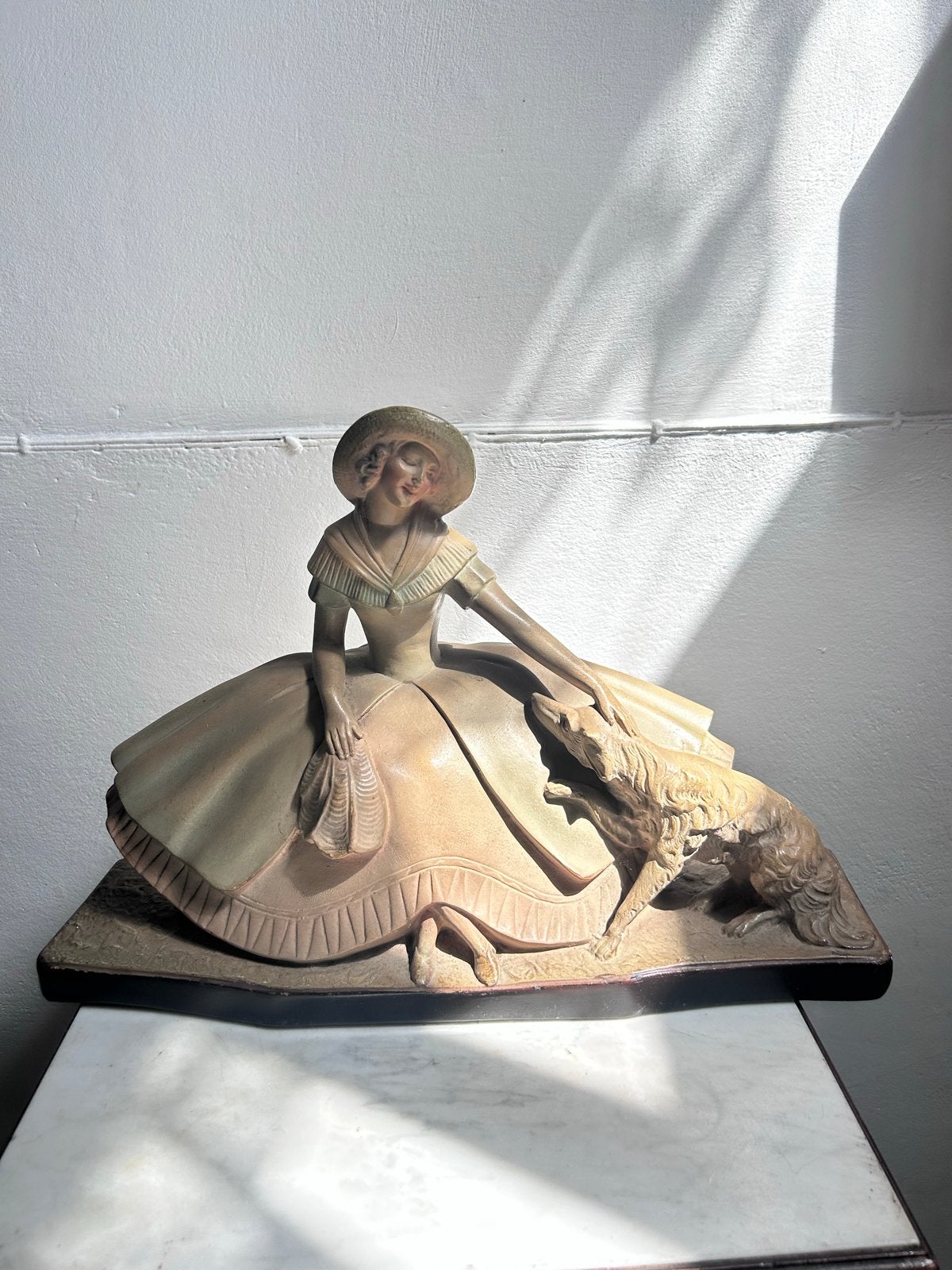 Art Deco beeld dame met hazewindhond Gesigneerd A. Giannetti, Ophalen of Verzenden, Zo goed als nieuw, Mens
