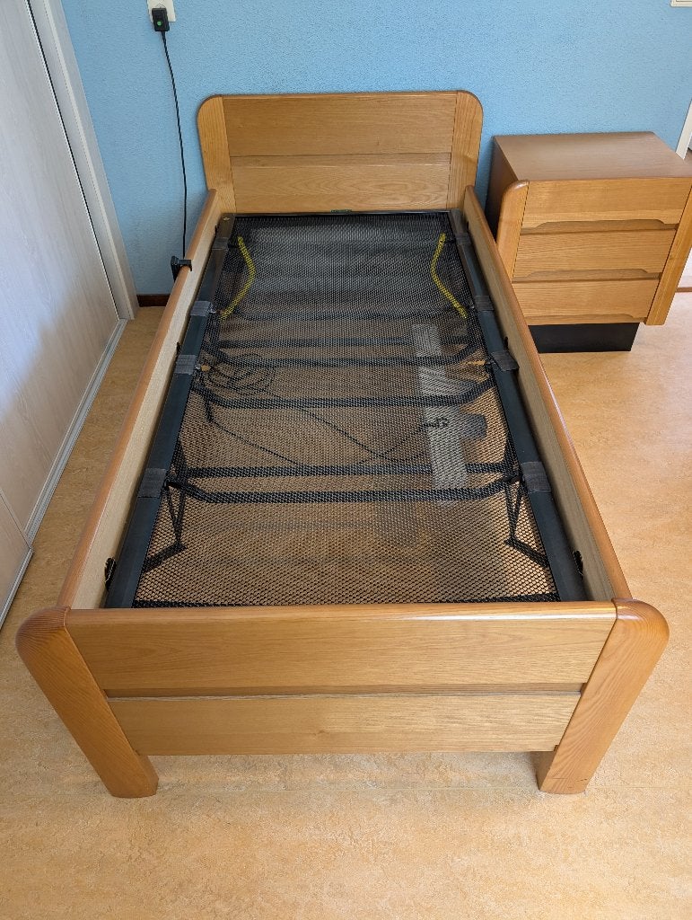 Bed + electrische lattenbodem + nachtkastje, Ophalen, 90 cm, Eenpersoons, Bruin