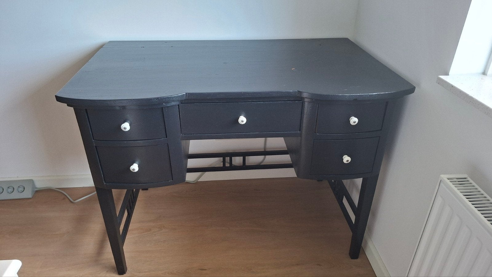 Mooi oud nostalgisch bureau met 5 diepe laden, Huis en Inrichting, Bureaus, Gebruikt, Hout, Vintage, 66 cm