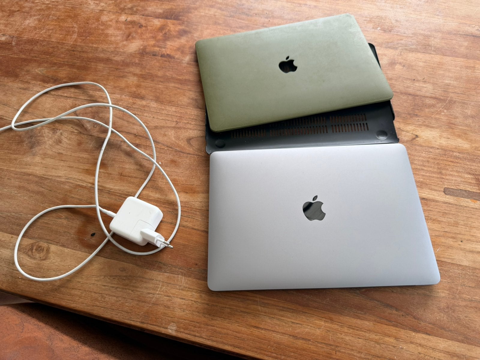 Macbook Air 13 inch 2019 met oplader en beschermhoes, Computers en Software, Apple Macbooks, 13 inch, Minder dan 2 Ghz, Ophalen of Verzenden