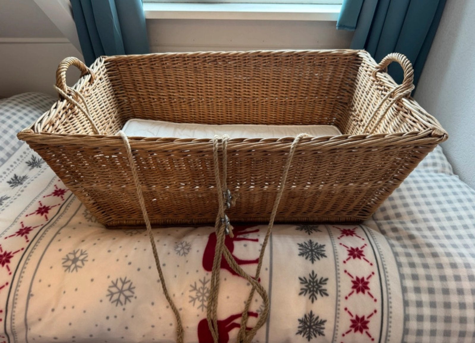 Grote rieten mand voor babywiegje, op te hangen met matrasje, Ophalen, Zo goed als nieuw