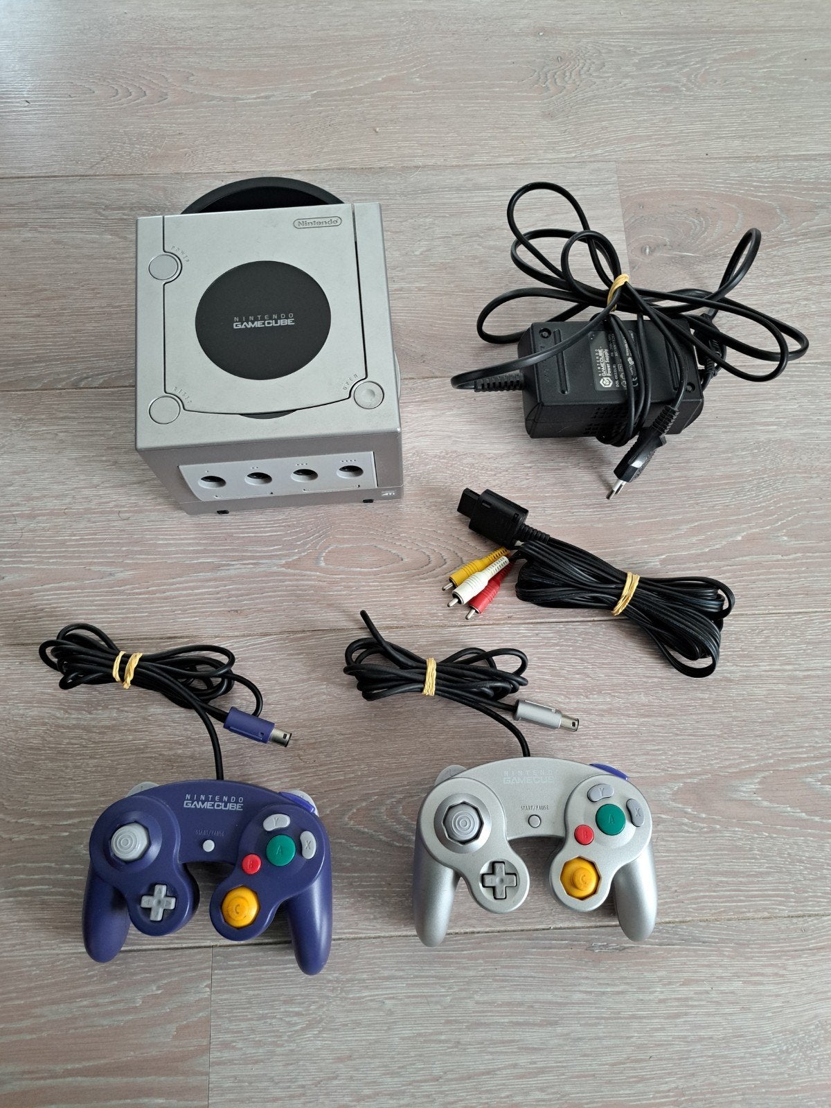 Nintendo GameCube Console met 2 Controllers en Kabels, Spelcomputers en Games, Spelcomputers | Nintendo GameCube, Gebruikt, Zilver