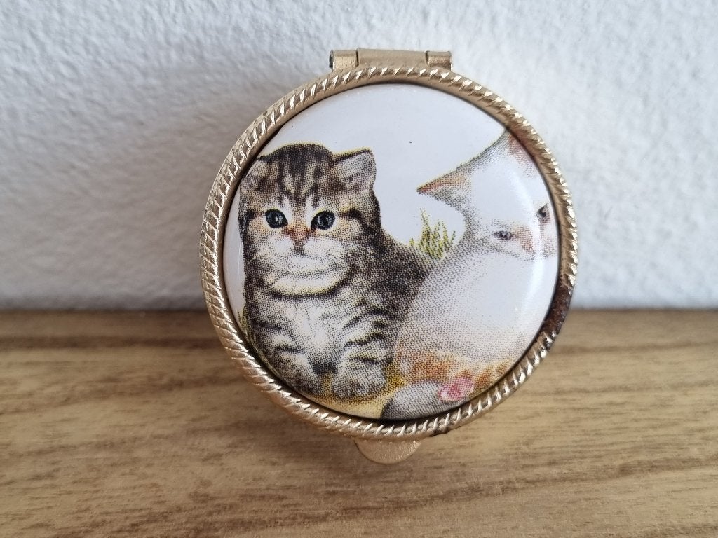 Mooi Vintage Metalen Pillen doosje met 2 poezen en Muis, Verzenden