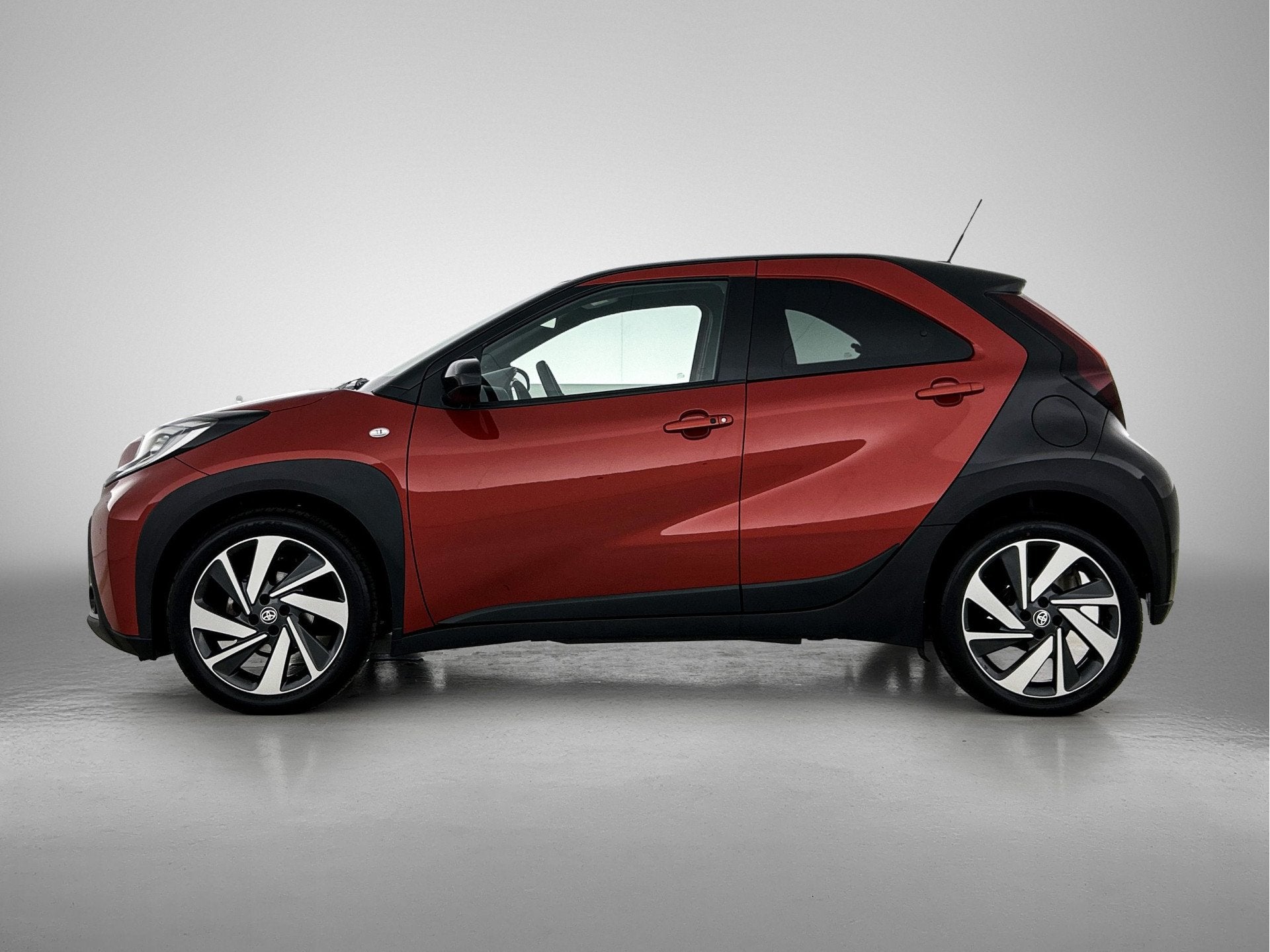 Toyota Aygo X 1.0 VVT-i S-CVT Envy Automaat | Premium uitgev, Gebruikt, 4 stoelen, Leder en Stof, 3 cilinders