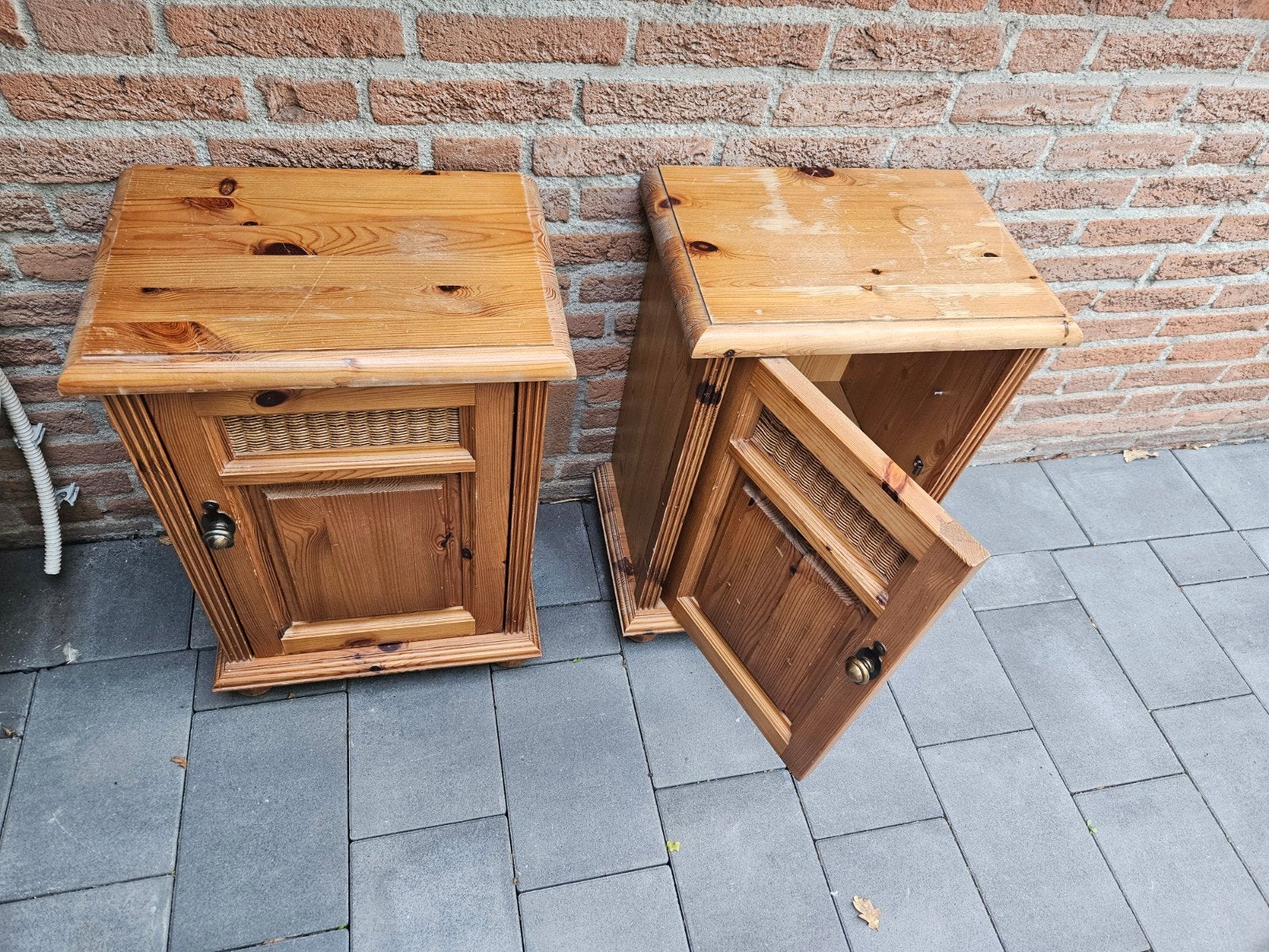 Set van 2 massief grenen nachtkastjes met rieten details, Ophalen, Gebruikt, Minder dan 45 cm, 55 tot 70 cm