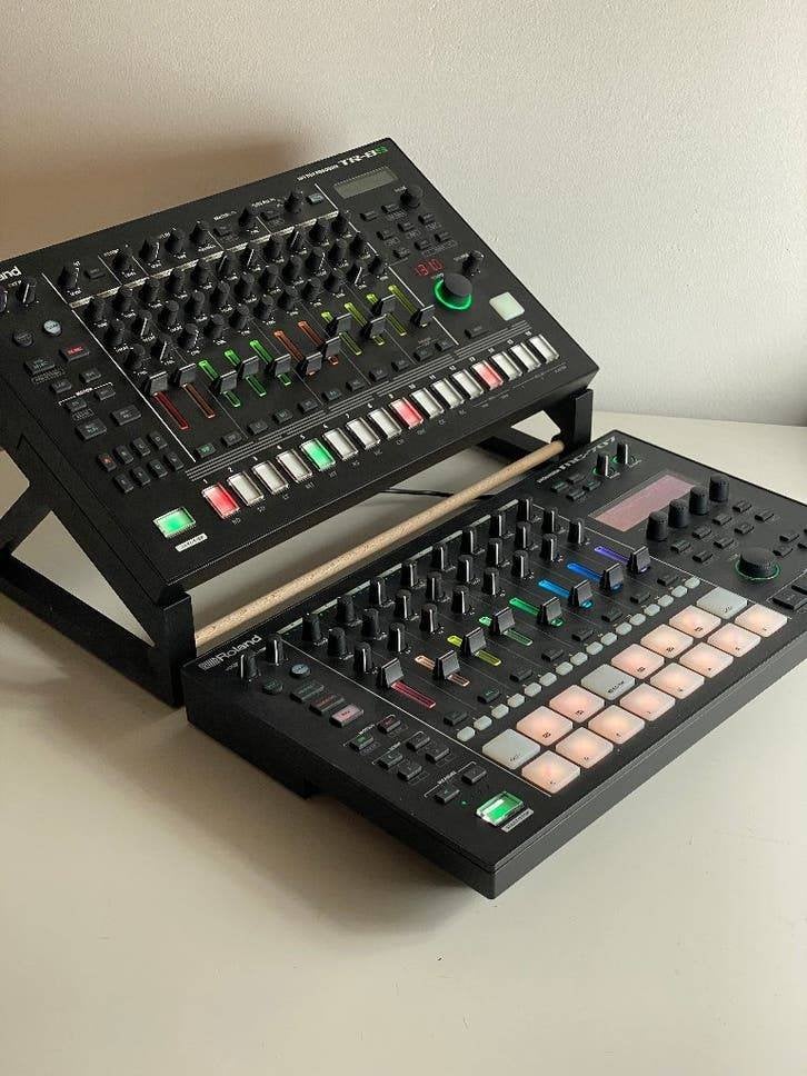 Standaard voor Roland TR-8S, op maat in eigen kleur, Muziek en Instrumenten, Overige merken, Verzenden, Sculpted Stands, Support@sculptedstands.com