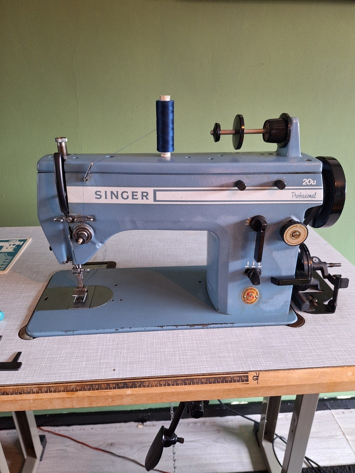 Singer 20u Professional Naaimachine met tafel en accessoires, Ophalen, Gebruikt, Singer, Naaimachine