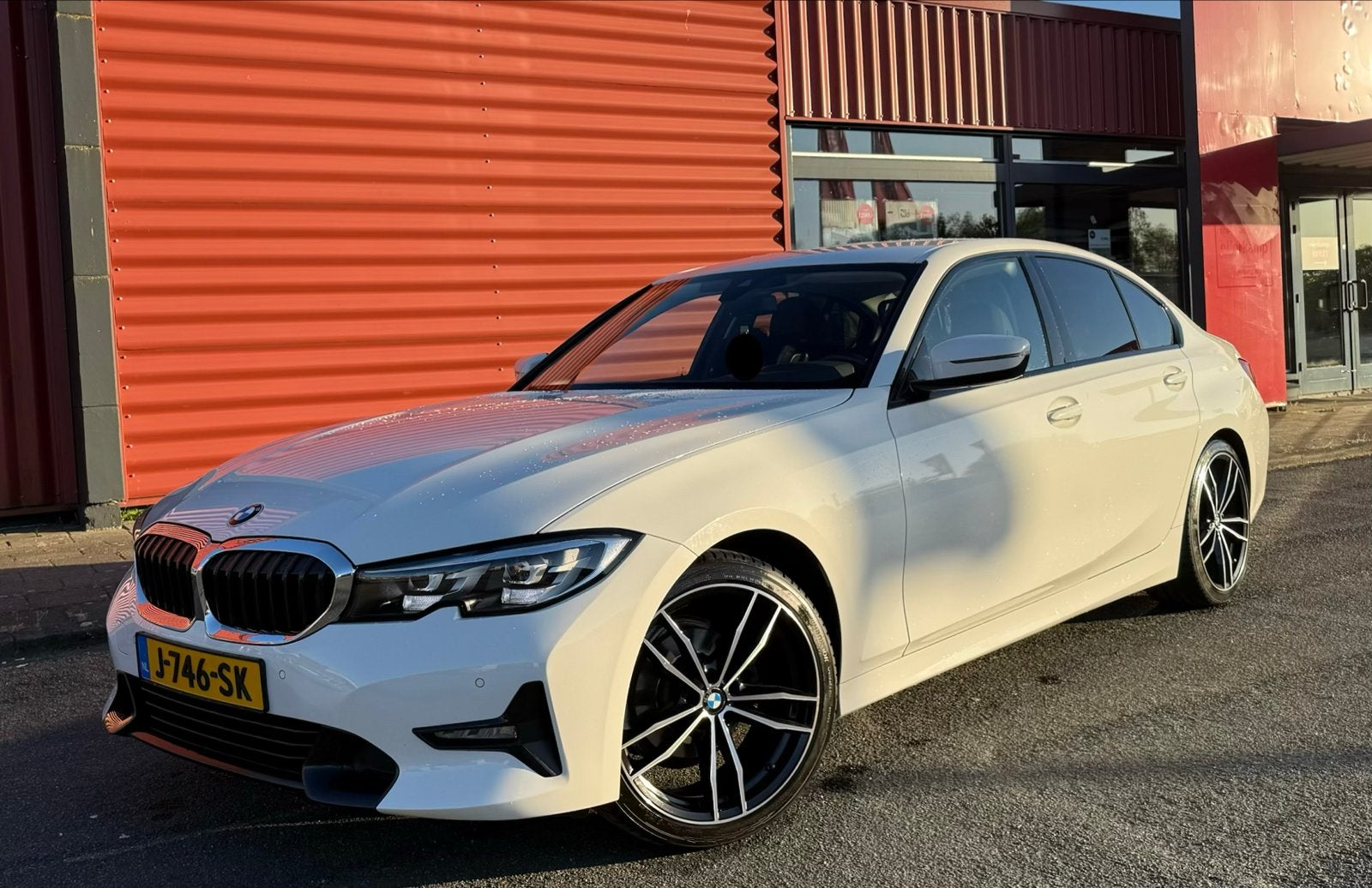 BMW 318i 2.0 /NL NAP/AUT/Led/Carplay/Leer/19inch/Dealer ond/, Automaat, 1998 cc, Achterwielaandrijving, Zwart