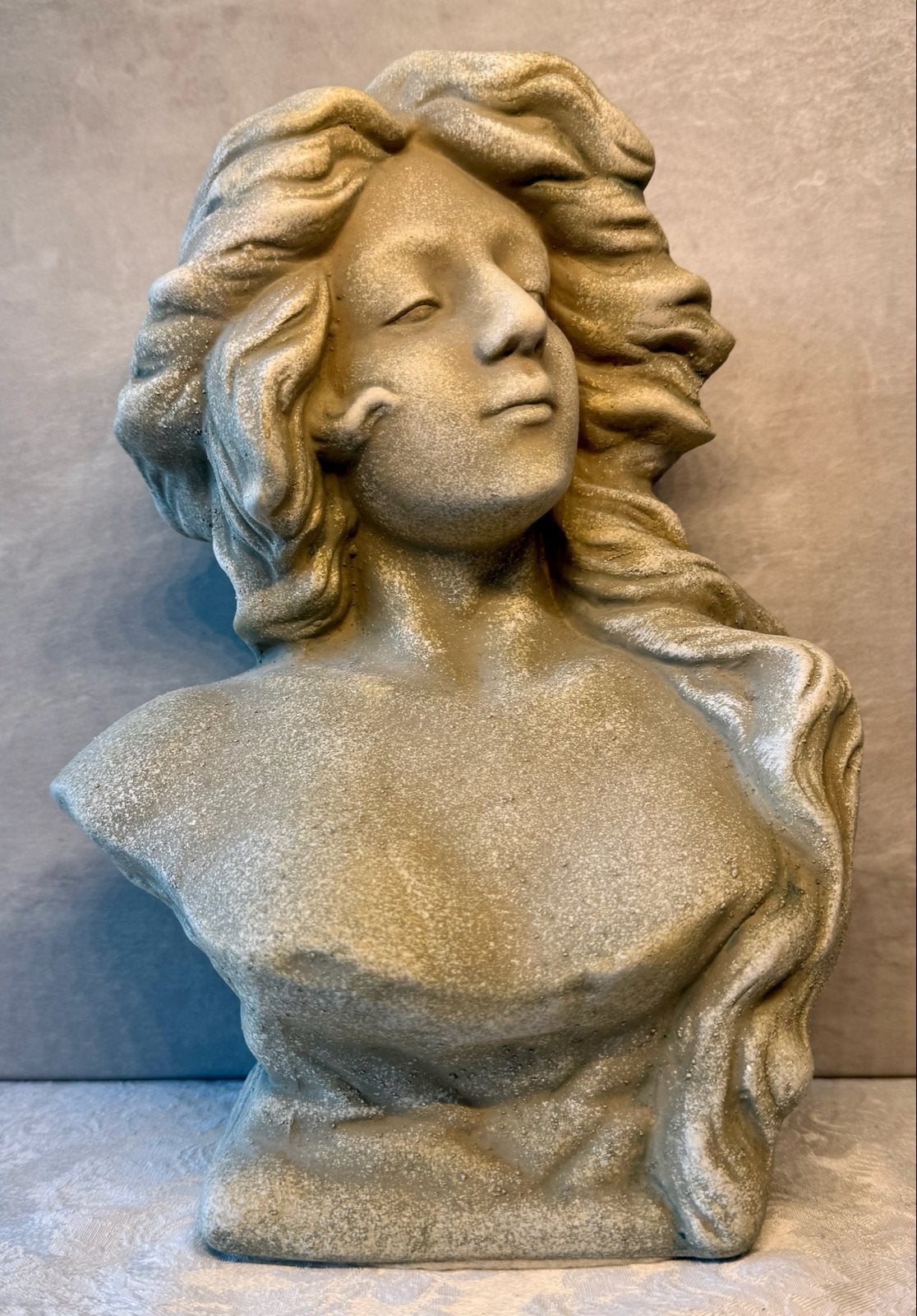 Decoratieve Buste van Vrouw met Golvend Haar, Buste, Ophalen of Verzenden, Handgemaakt, 20 - 50 cm