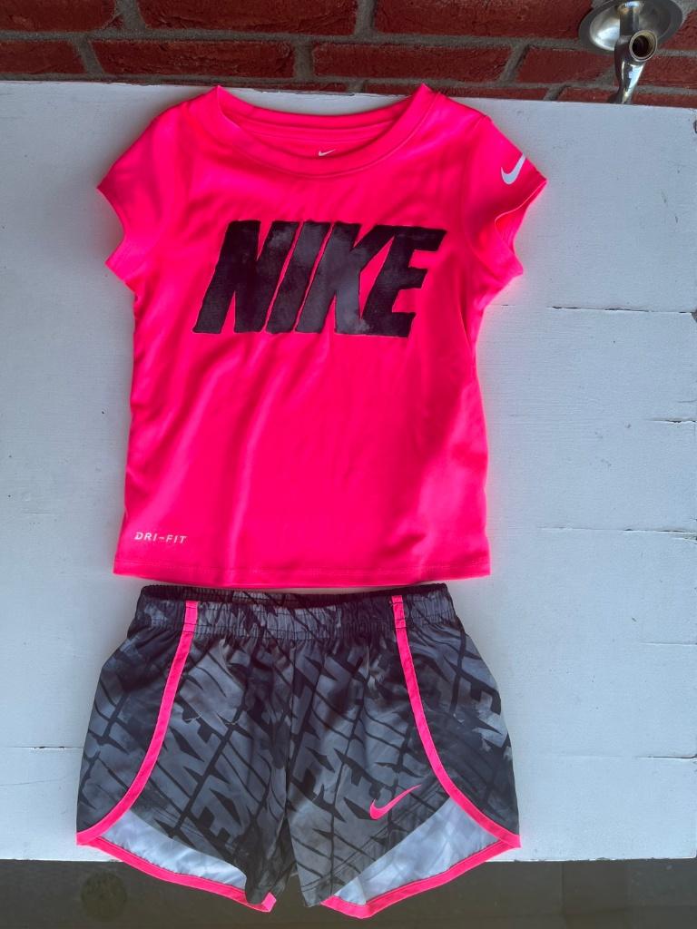 Nike hemdje en broekje (bv voor gymles) rose/zwart 98-104, Kinderen en Baby's, Kinderkleding | Maat 98, Meisje, Sport- of Zwemkleding