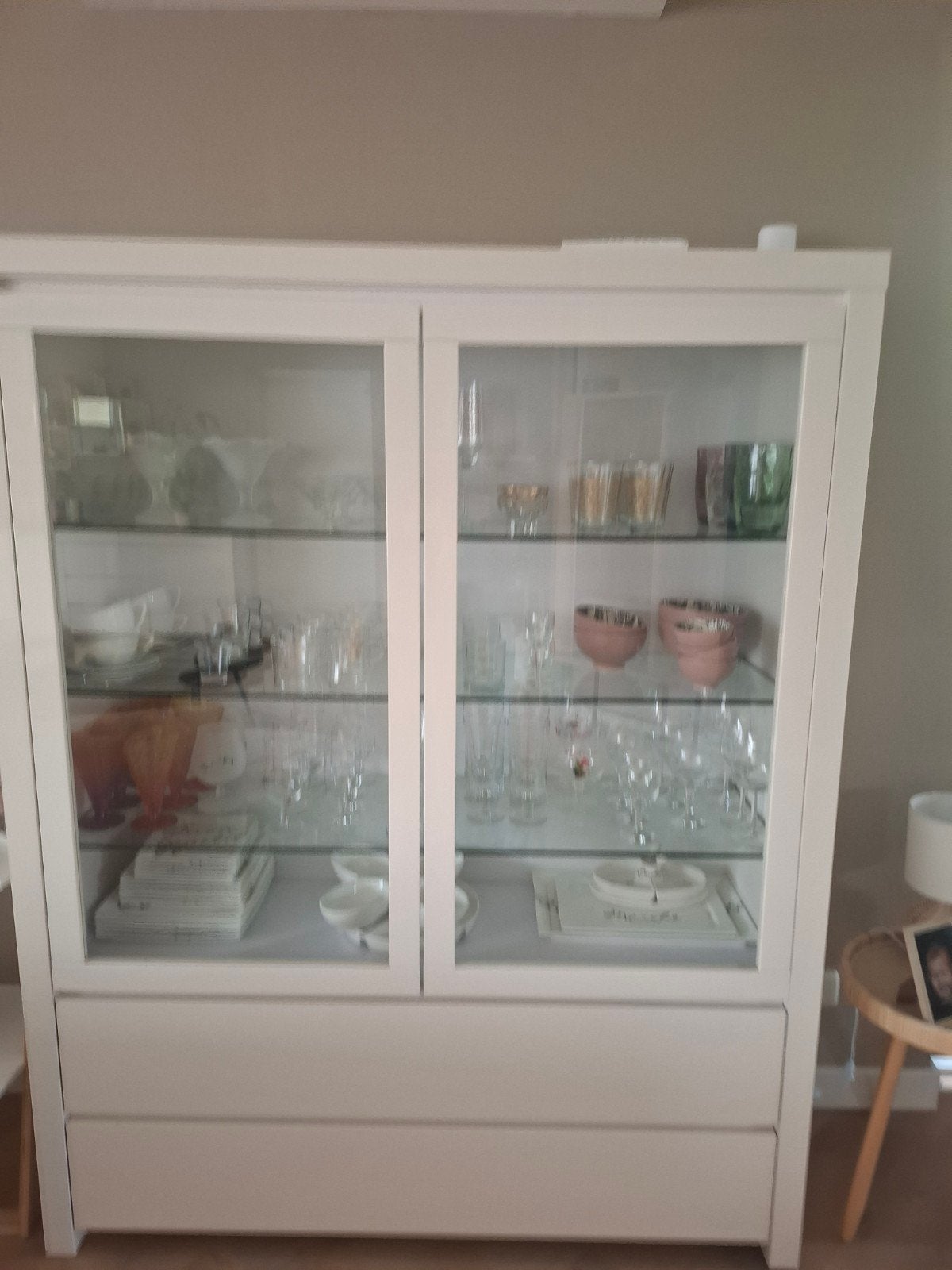 Moderne witte vitrinekast met glazen deuren en lades, Huis en Inrichting, Kasten | Vitrinekasten, Met deur(en), Glas, 100 tot 150 cm