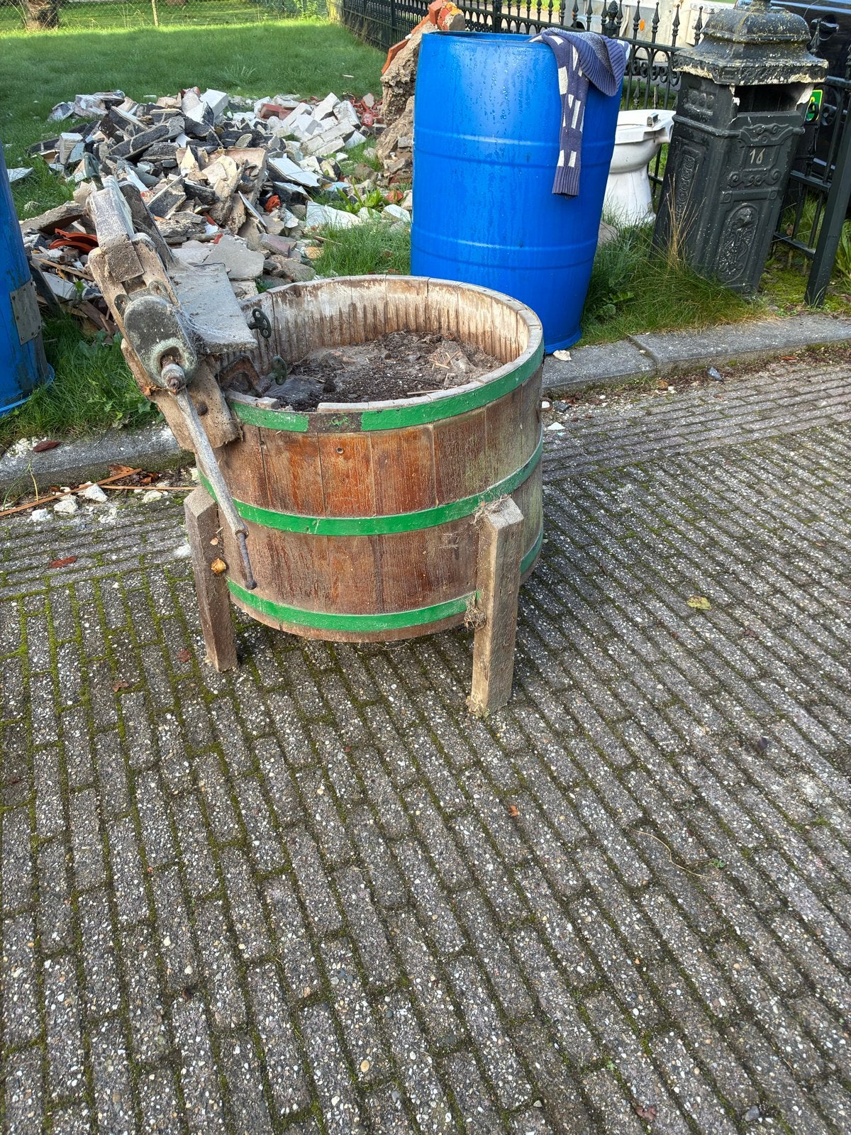Antieke houten wastobbe met wringer, Ophalen