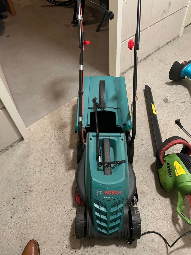Tuinset: Grasmaaier, Grastrimmer, Heggenschaar - Z.G.A.N., Ophalen of Verzenden, Zo goed als nieuw, Elektrische grasmaaier, Bosch (grasmaaier), Gardena (grastrimmer)