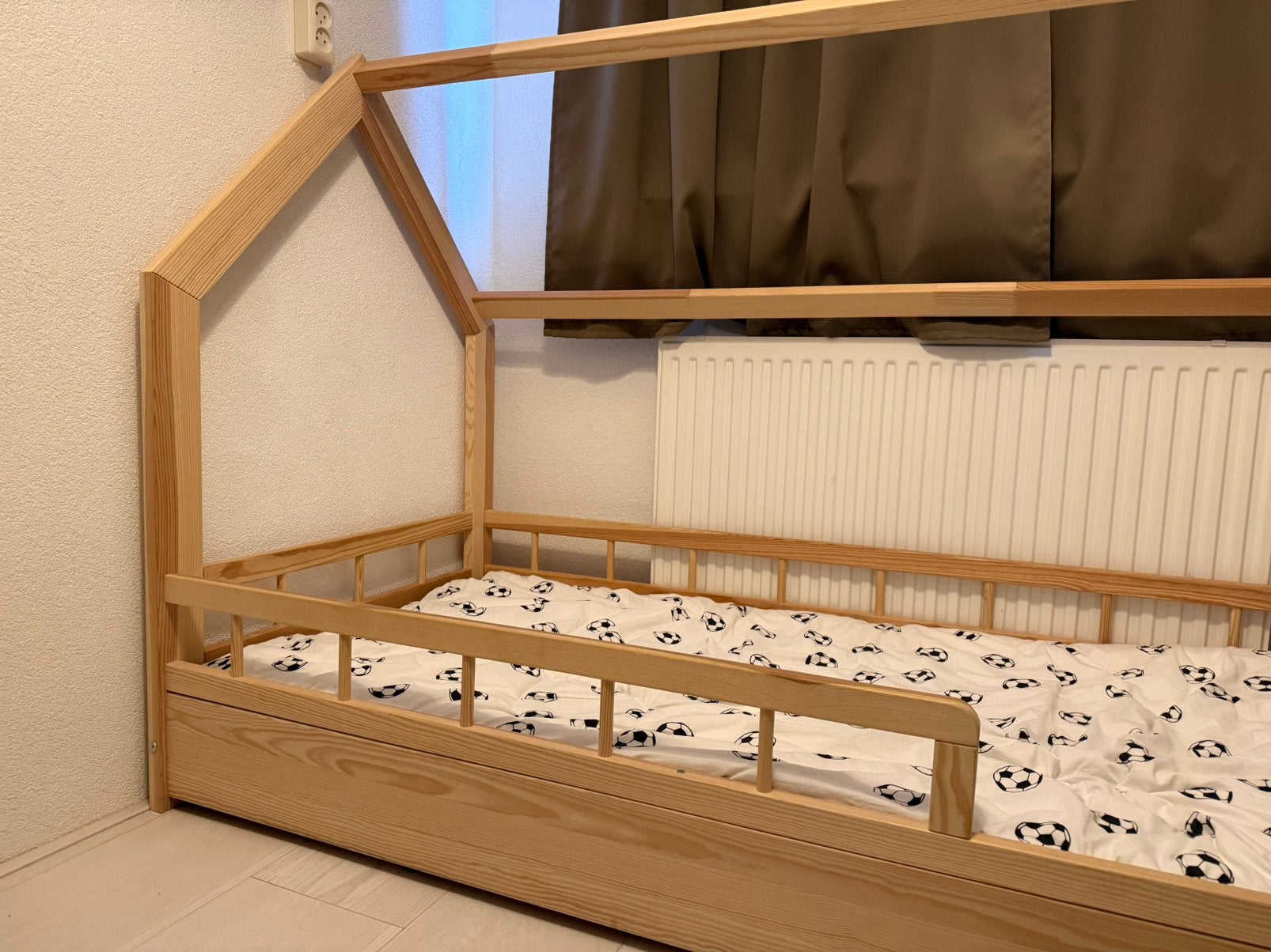 Kinder bed 1,65 bij 0,86van hoogwaardig massief dennenhout, Eenpersoons, Bruin, Zo goed als nieuw, 80 cm