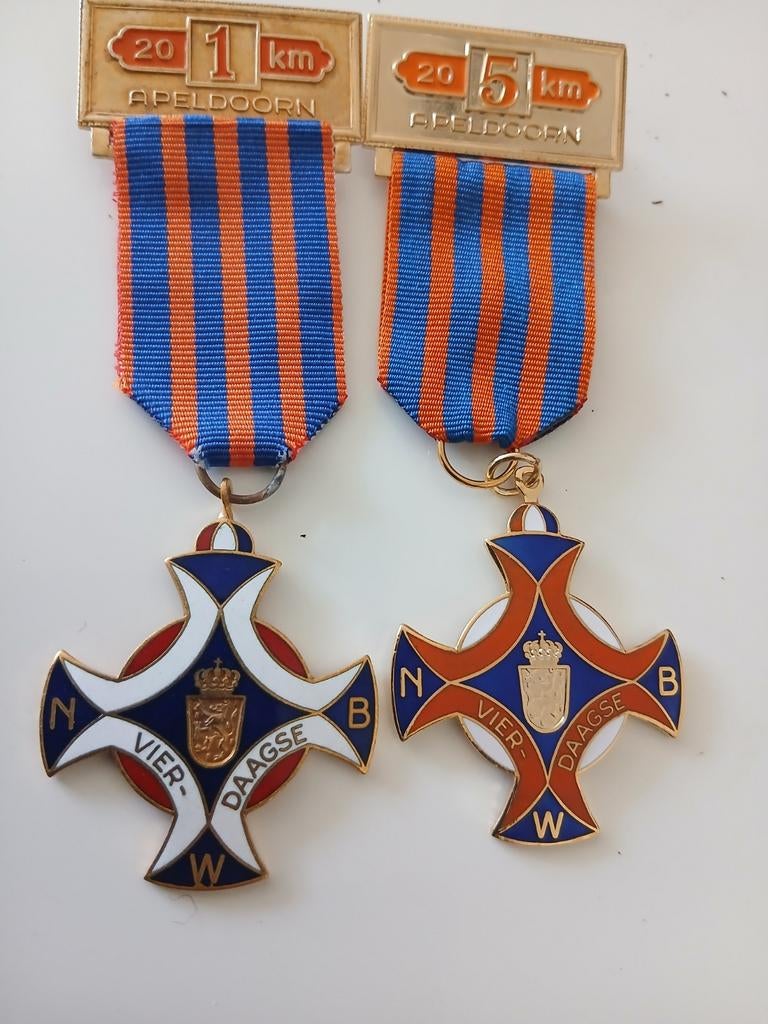 2 stuks Dit is een medaille van de Apeldoornse Vierdaagse., Postzegels en Munten, Penningen en Medailles, Ophalen, Overige materialen