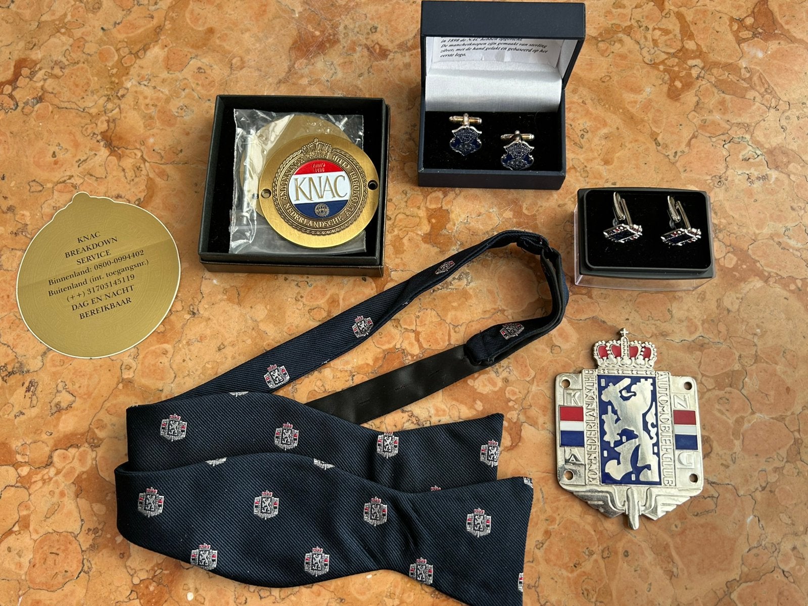 KNAC verzameling, 2x badge, manchetknopen, strik etc, Ophalen of Verzenden, Zo goed als nieuw, Auto's