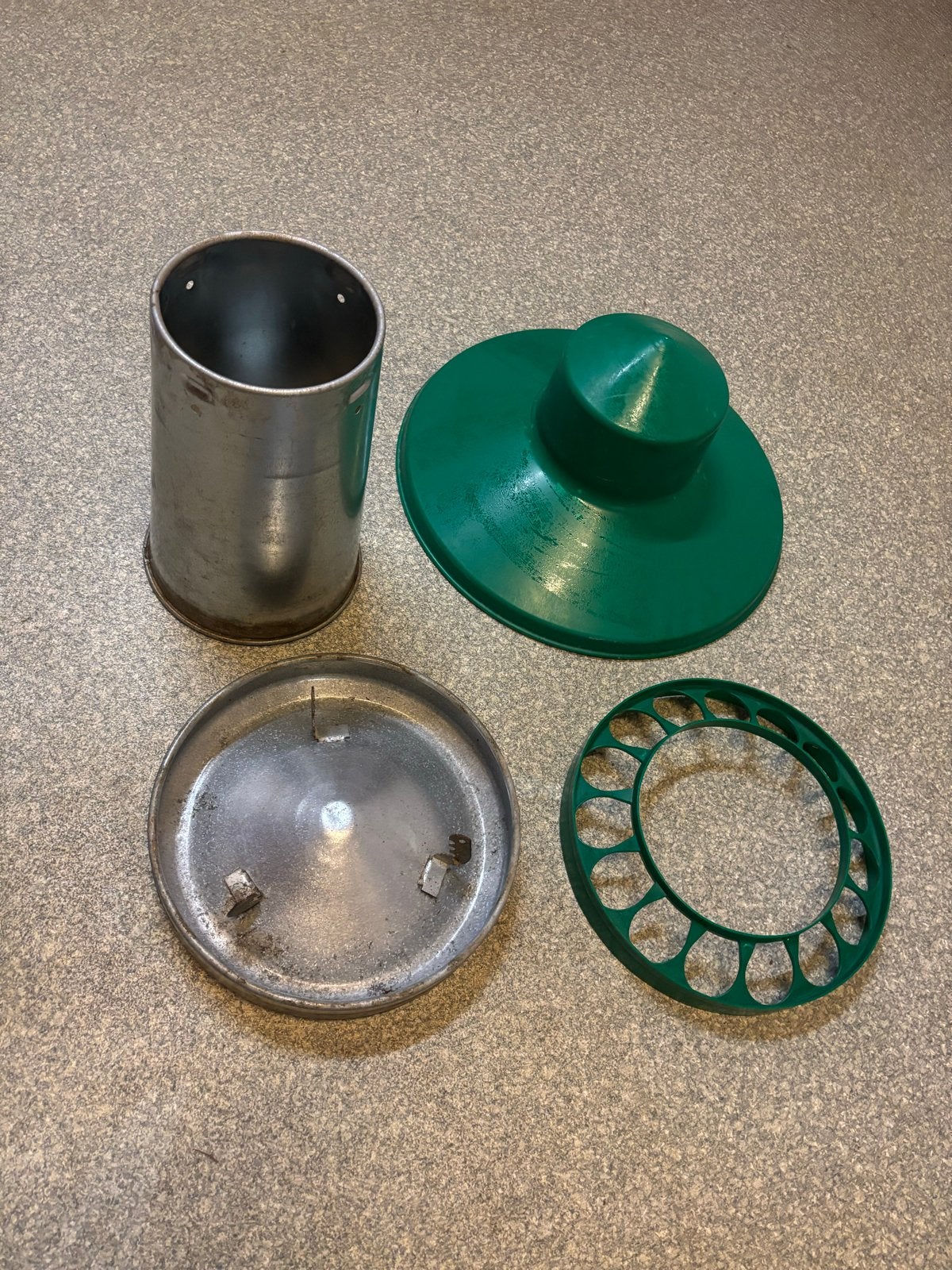 Verzinkte Voersilo 10KG met regenscherm, Dieren en Toebehoren, Ophalen of Verzenden, Gebruikt, Drinken en Voederen