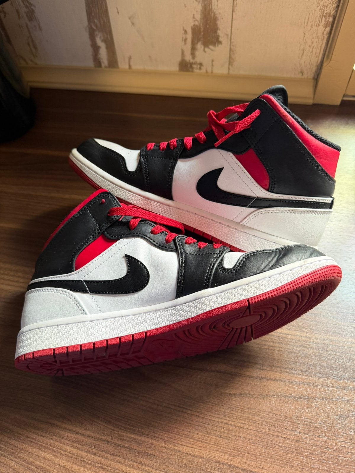 Nike Air Jordan 1 Mid "Gym Red Black Toe" Maat 43, Ophalen of Verzenden, Zo goed als nieuw, Overige kleuren