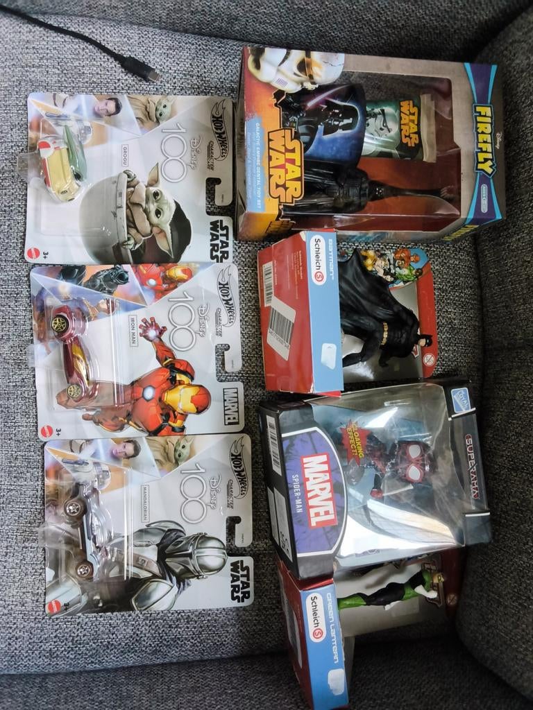 Diverse verzameling actiefiguren en Hot Wheels Disney 100, Ophalen of Verzenden