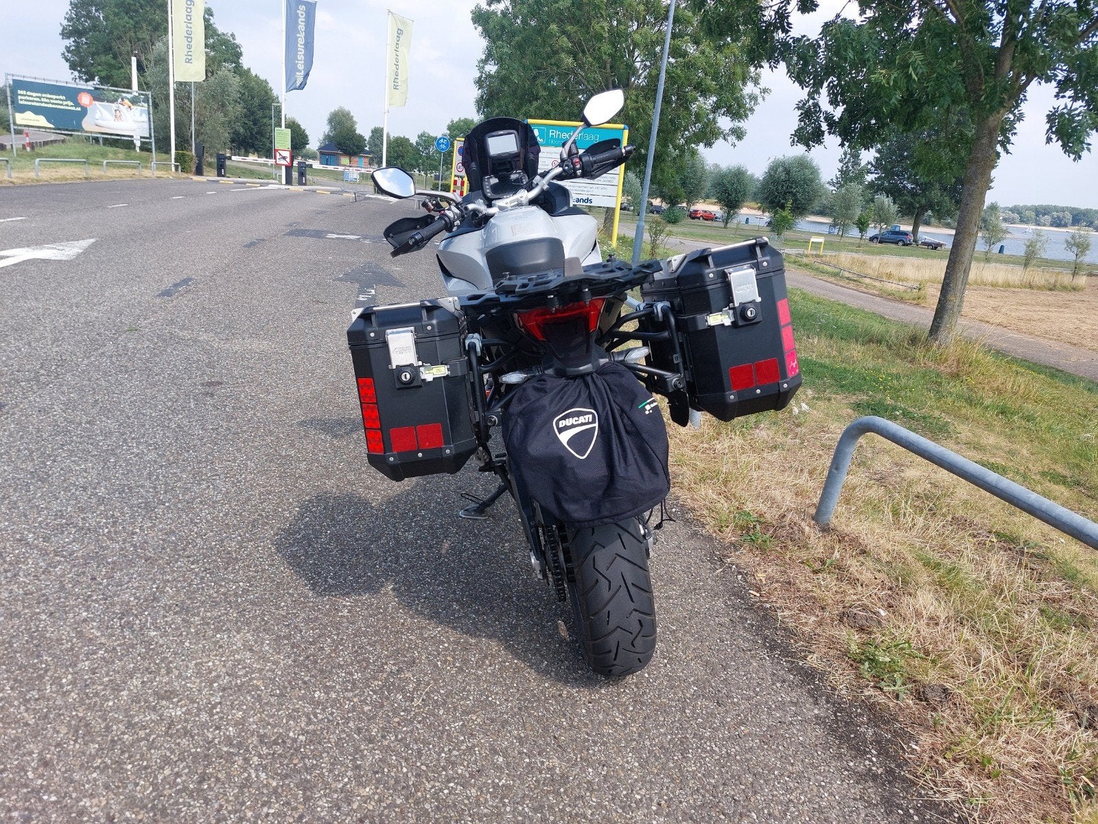 Ducati 950s met Givi kofferset en extra bescherming, Particulier, Toermotor