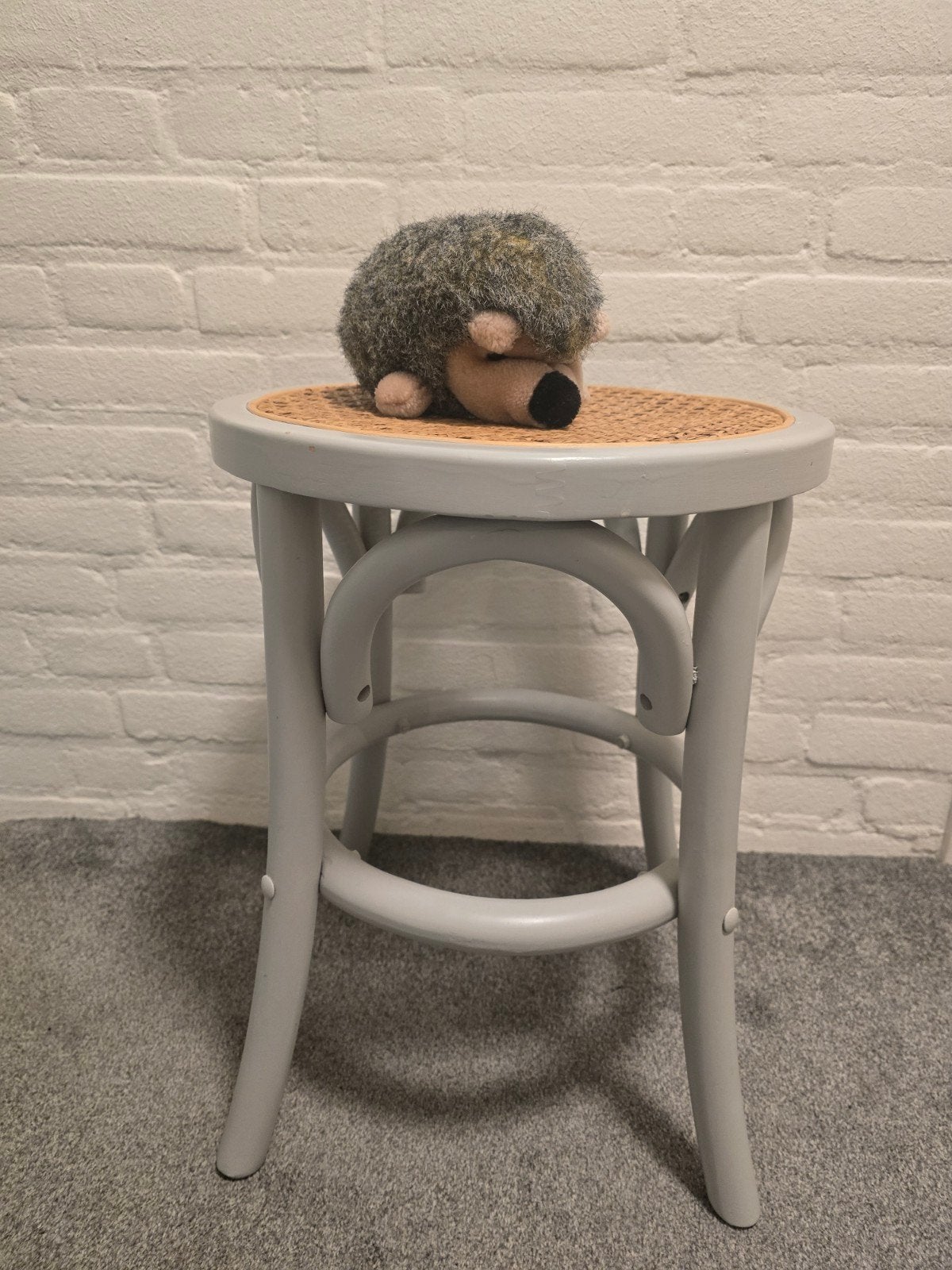 Lichtgrijs houten krukje met rotan zitvlak, Ophalen