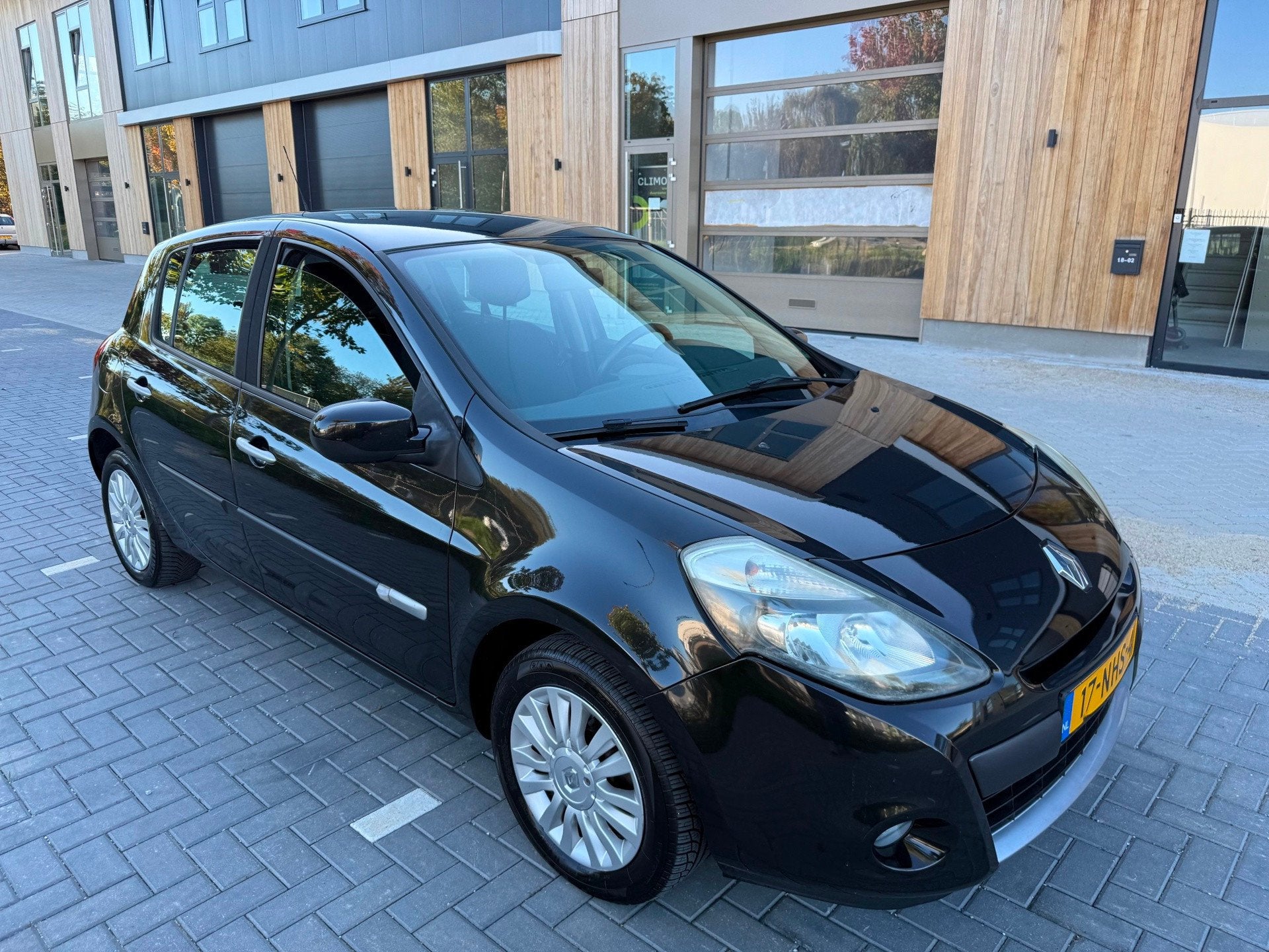 Renault Clio 1.2 Collection 5-DEURS (bj 2010) Nieuwe distrib, Auto's, Voorwielaandrijving, Gebruikt, 4 cilinders, Origineel Nederlands