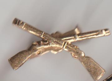 Gekruiste geweren goudkl. oud broche, Verzamelen, Speldjes, Pins en Buttons, Verzenden, Zo goed als nieuw