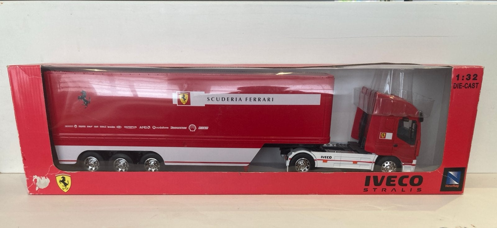 Ferrari IVECO Stralis Truck 1:32 Die-Cast Nieuw in Doos, Ophalen, Nieuw