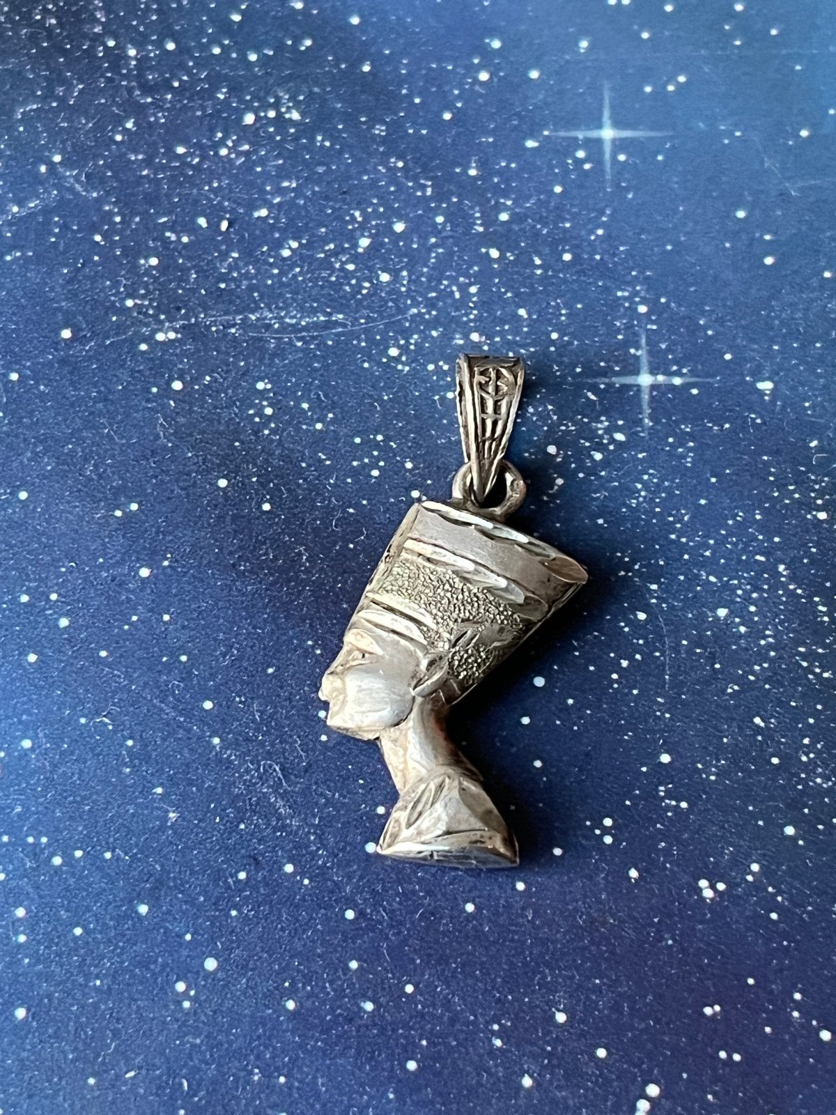 Kleine zilveren hanger: Egyptische koningin Nefertiti, Ophalen of Verzenden, Zilver