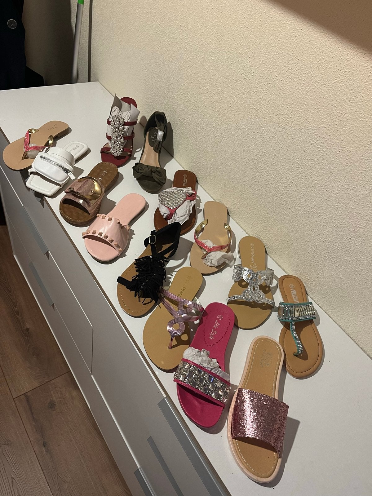 50 paar nieuwe slippers en sandalen in doos, Ophalen, Nieuw, Slippers