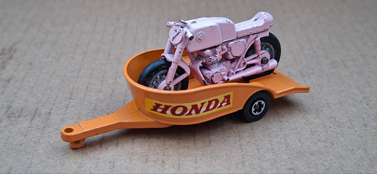 Zeldzame Roze Matchbox Honda No38 met Trailer BIEDEN, Hobby en Vrije tijd, Ophalen of Verzenden, Gebruikt