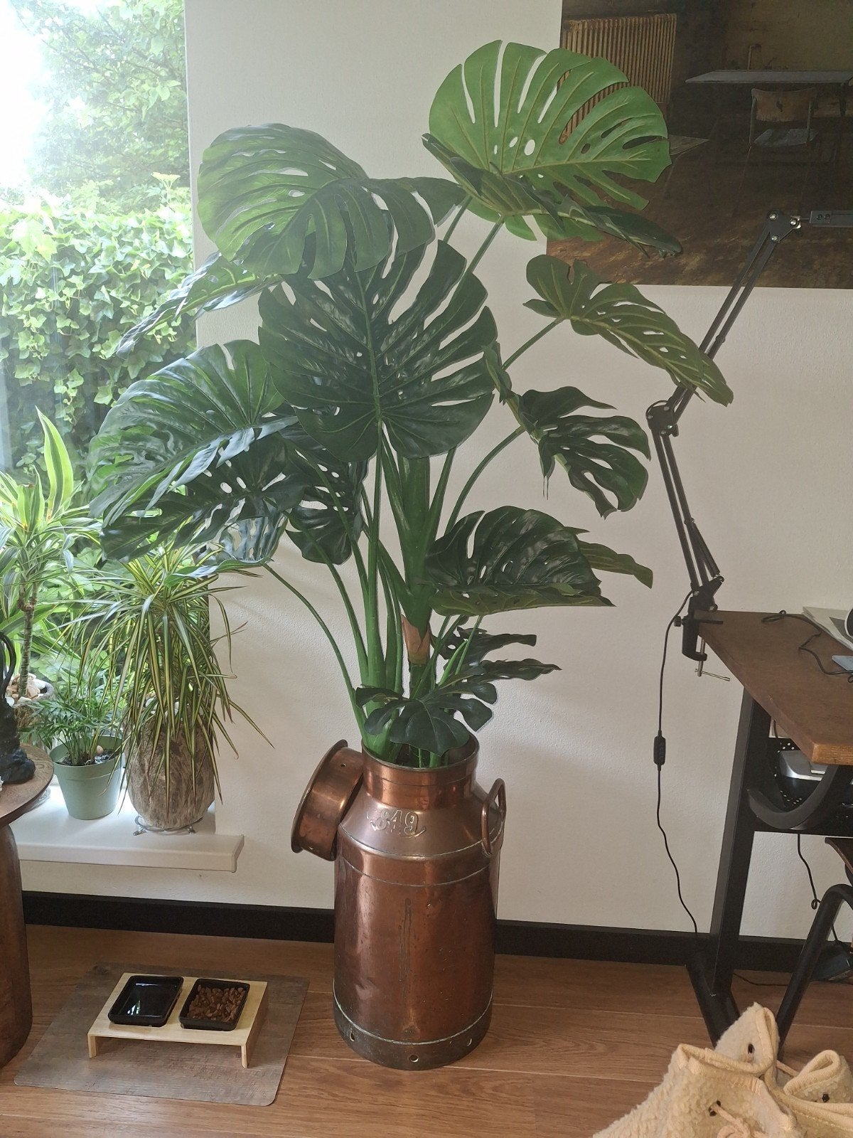 Verkoperde melkbus met grote kunst Monstera plant, Binnen, Onderhoudsvrij, Kunstplant, Ophalen of Verzenden