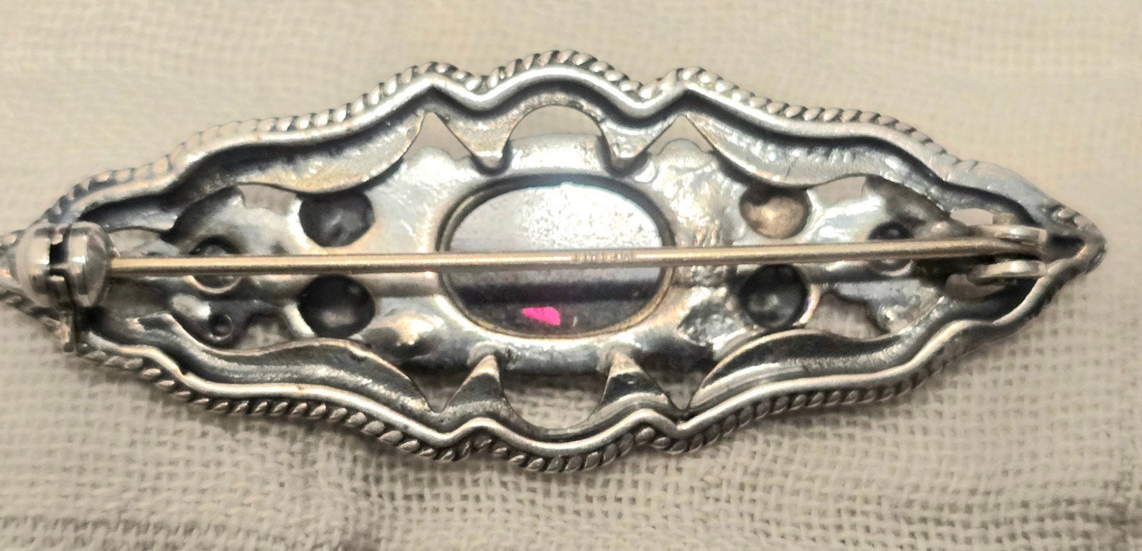 zilveren klederdrachtbroche met granaat -Schoonhoven, Ophalen of Verzenden, Zilver