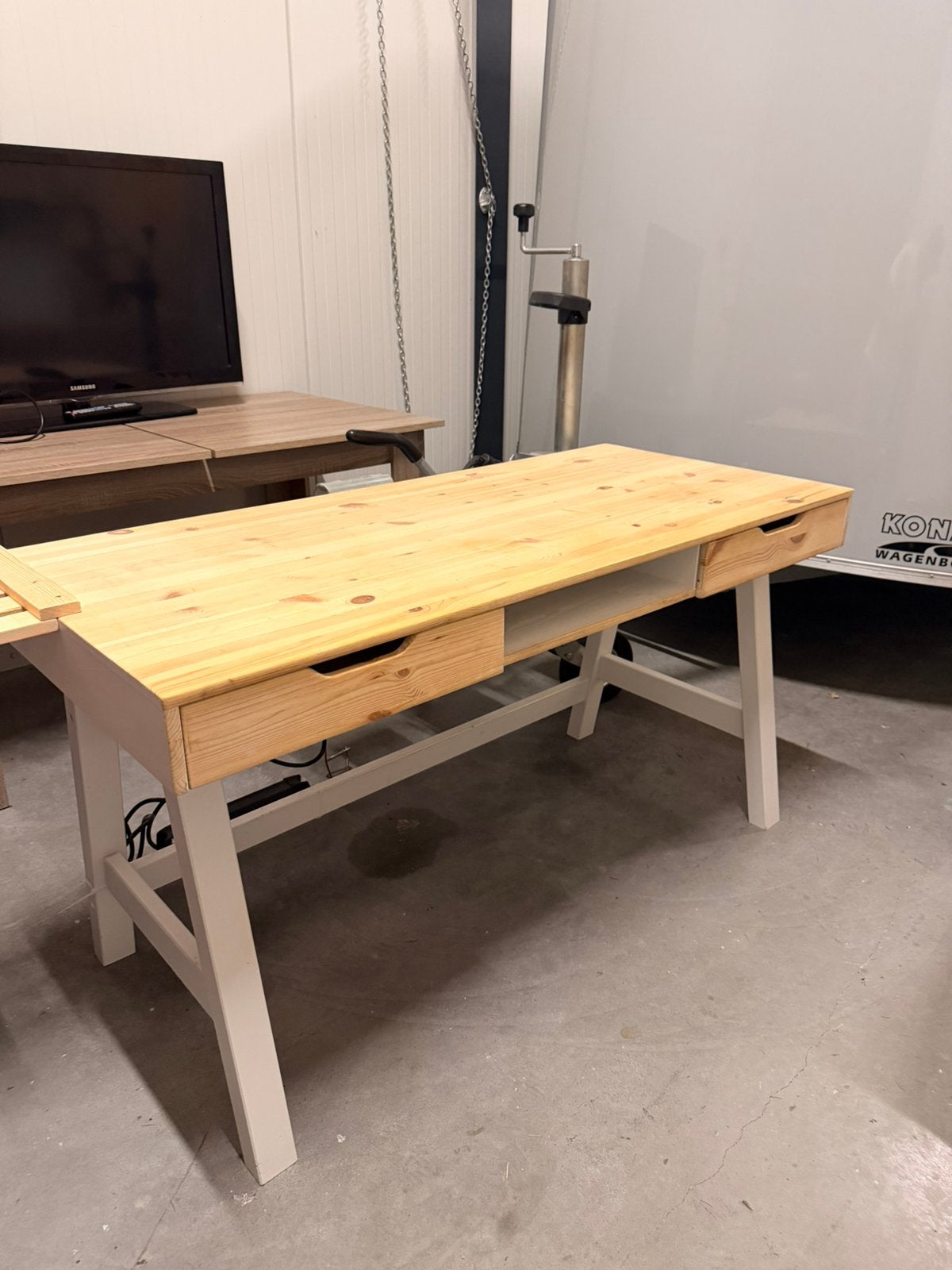 Houten bureau met opgemonteerde stekkerdozen, Ophalen of Verzenden, Zo goed als nieuw
